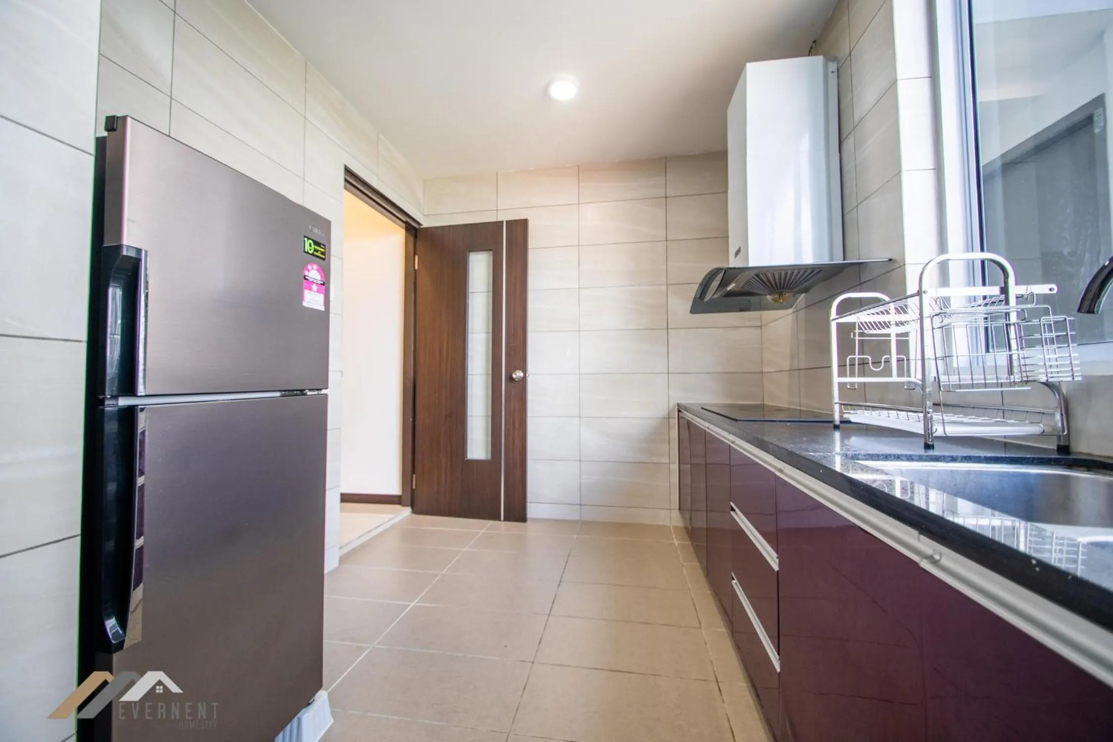 Kitchen or kitchenette in Serene Heights by Evernent