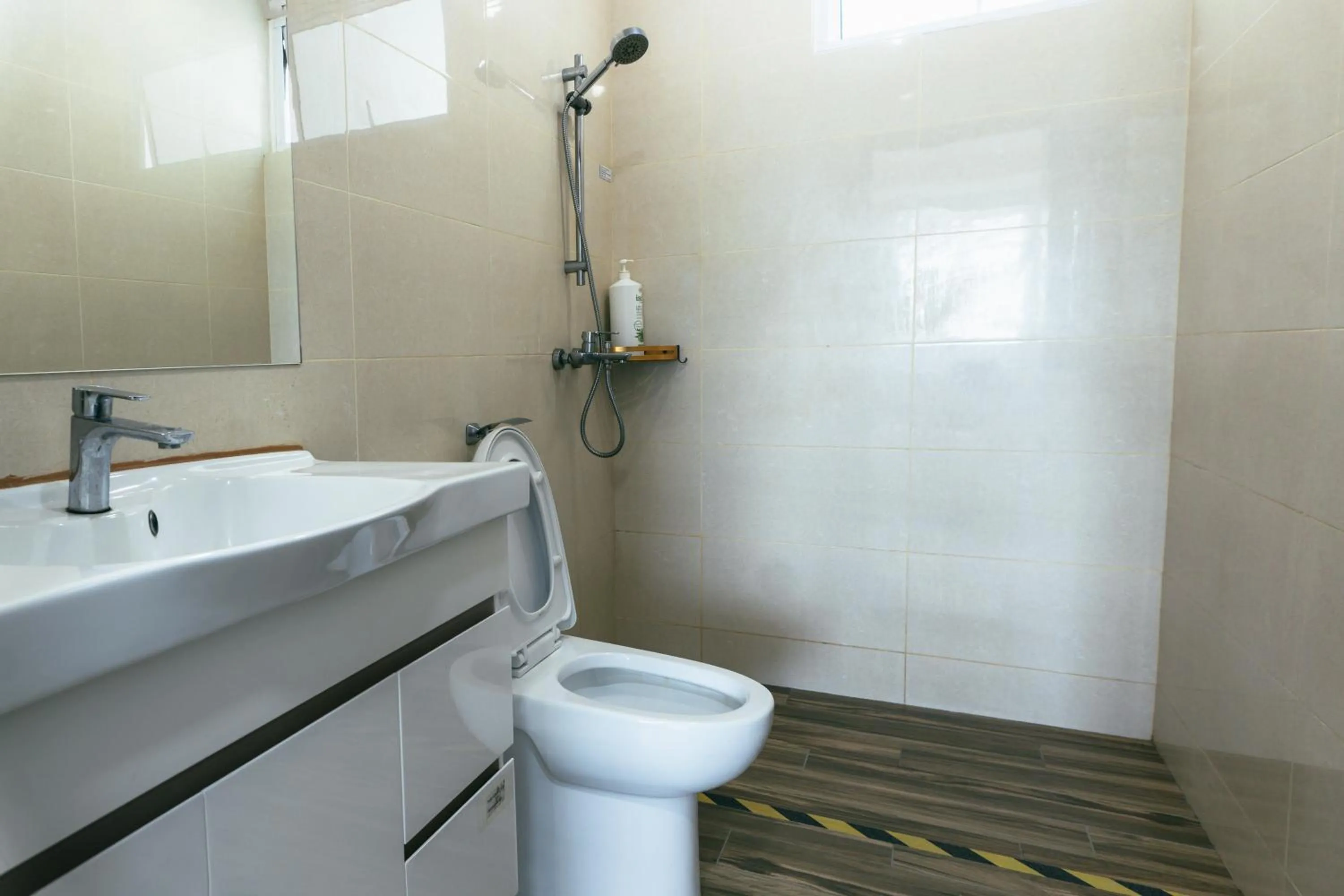 Bathroom in Serene Heights by Evernent