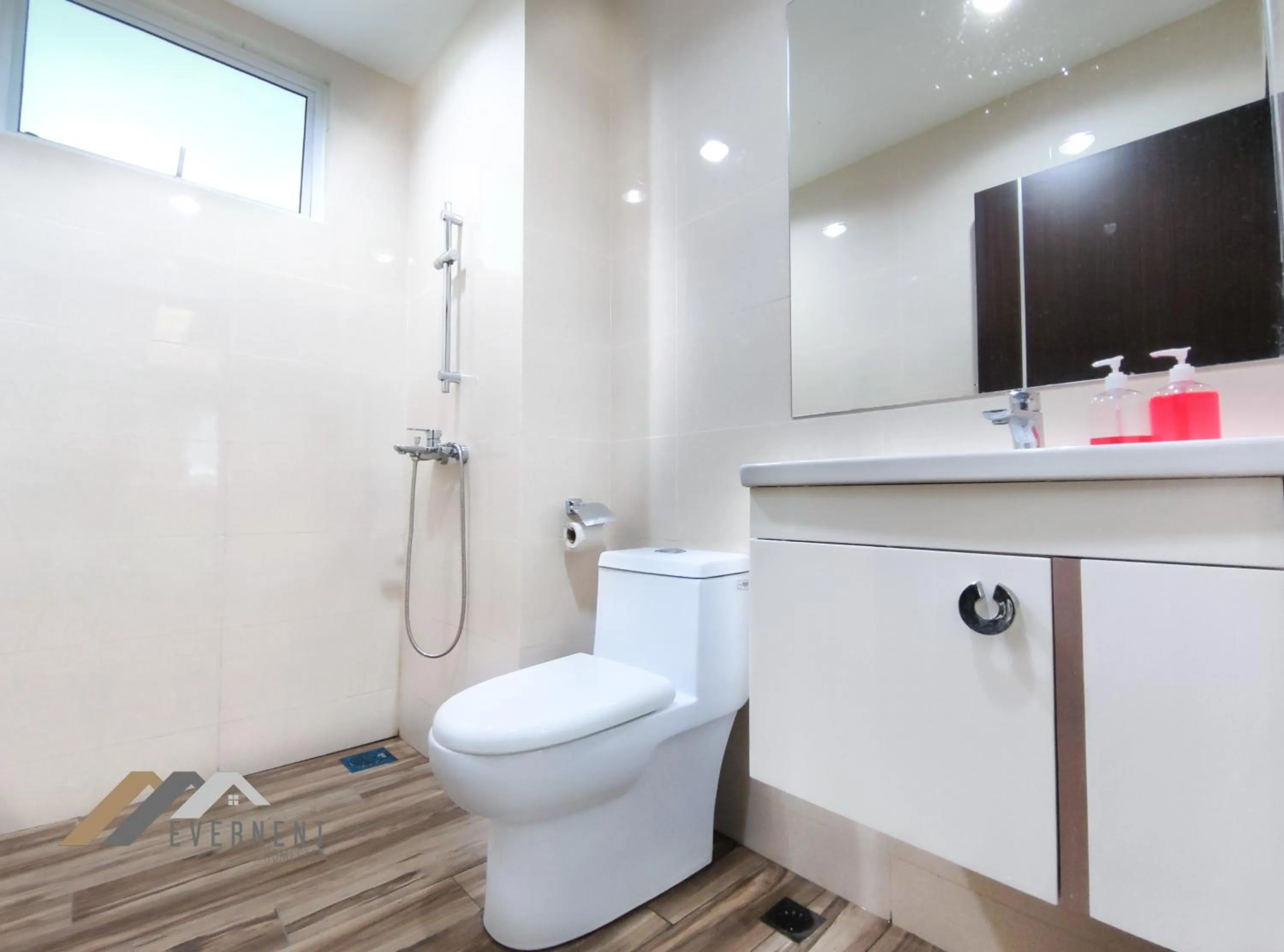 Bathroom in Serene Heights by Evernent