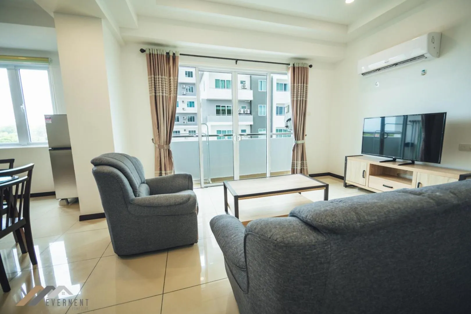 Living room in Serene Heights by Evernent