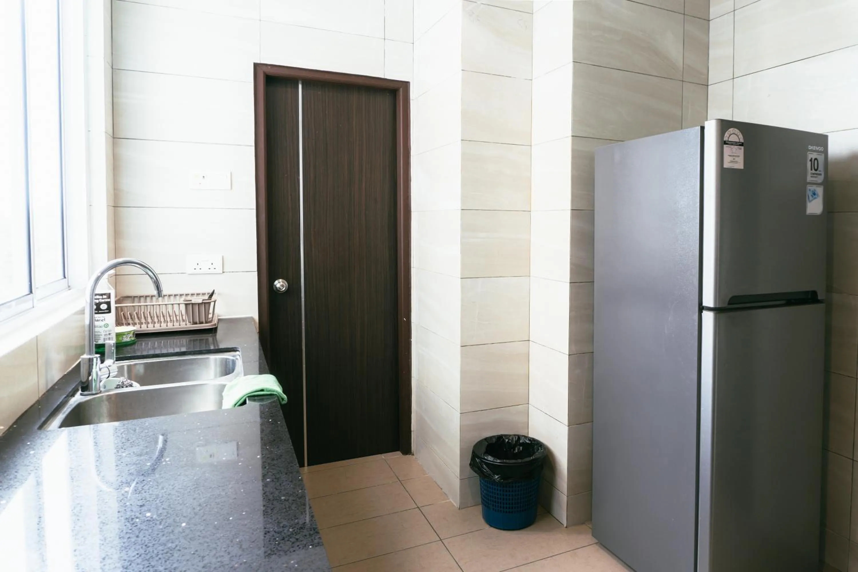 Kitchen or kitchenette in Serene Heights by Evernent