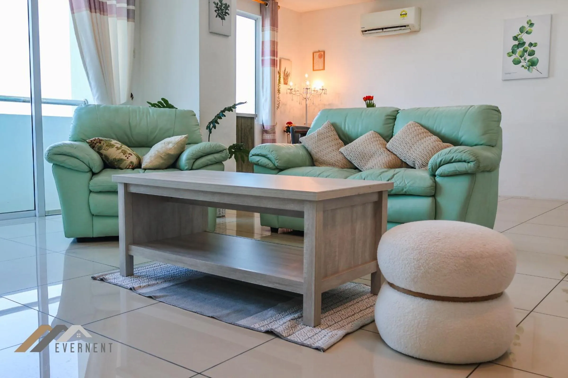 Living room in Serene Heights by Evernent