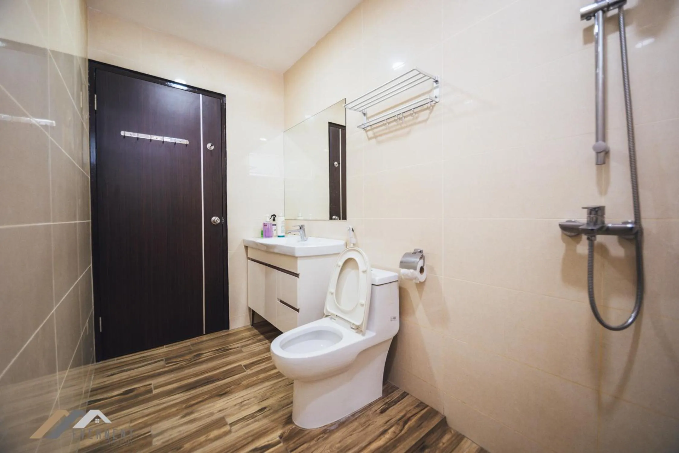 Bathroom in Serene Heights by Evernent