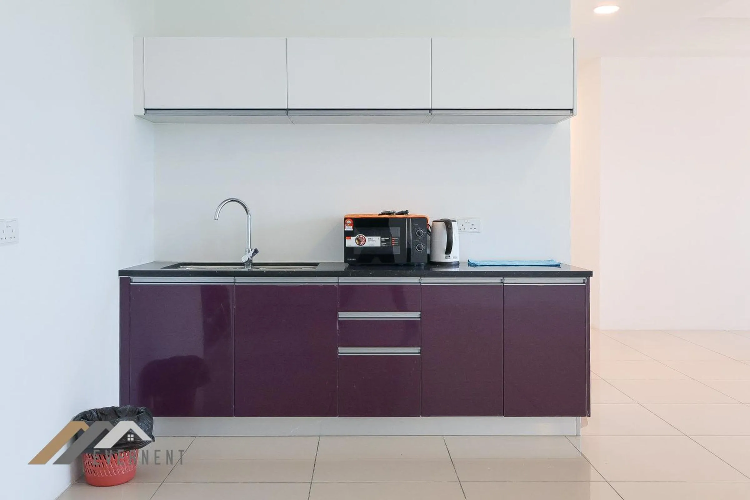 Kitchen or kitchenette in Serene Heights by Evernent