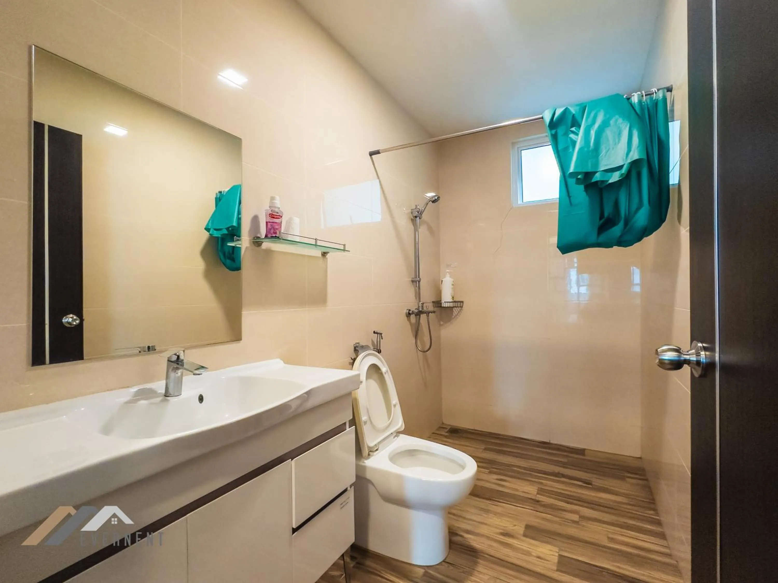 Toilet in Serene Heights by Evernent