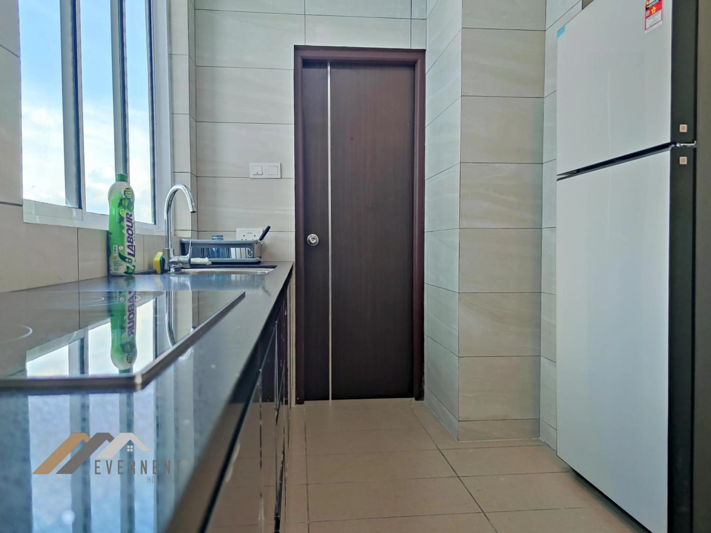 Kitchen or kitchenette in Serene Heights by Evernent