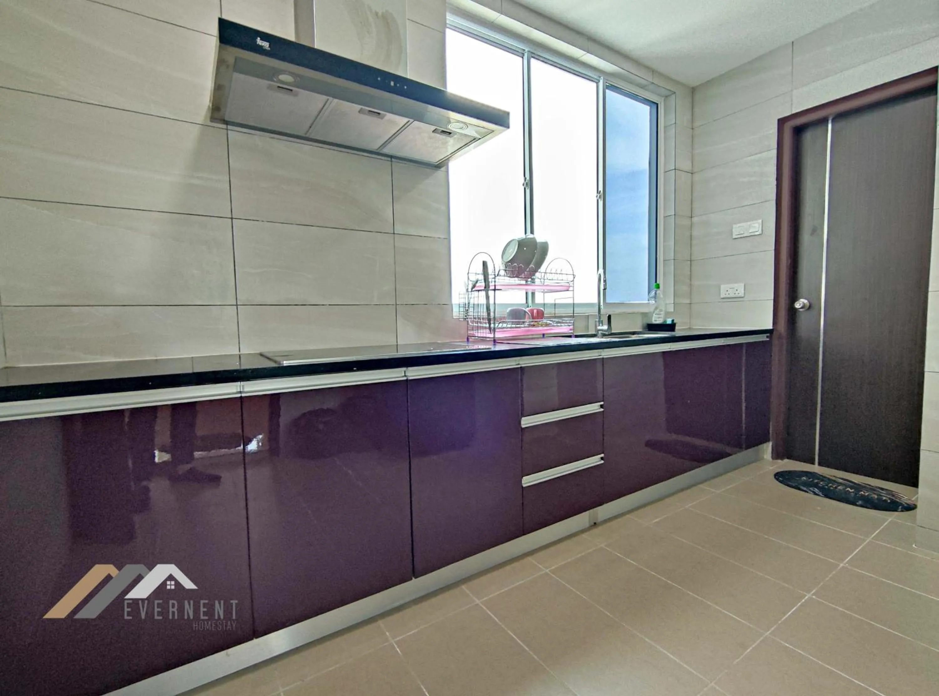 Kitchen or kitchenette in Serene Heights by Evernent