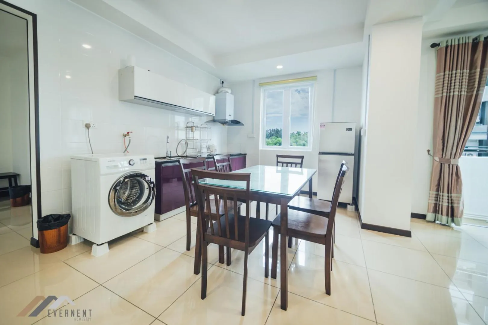 Kitchen or kitchenette in Serene Heights by Evernent