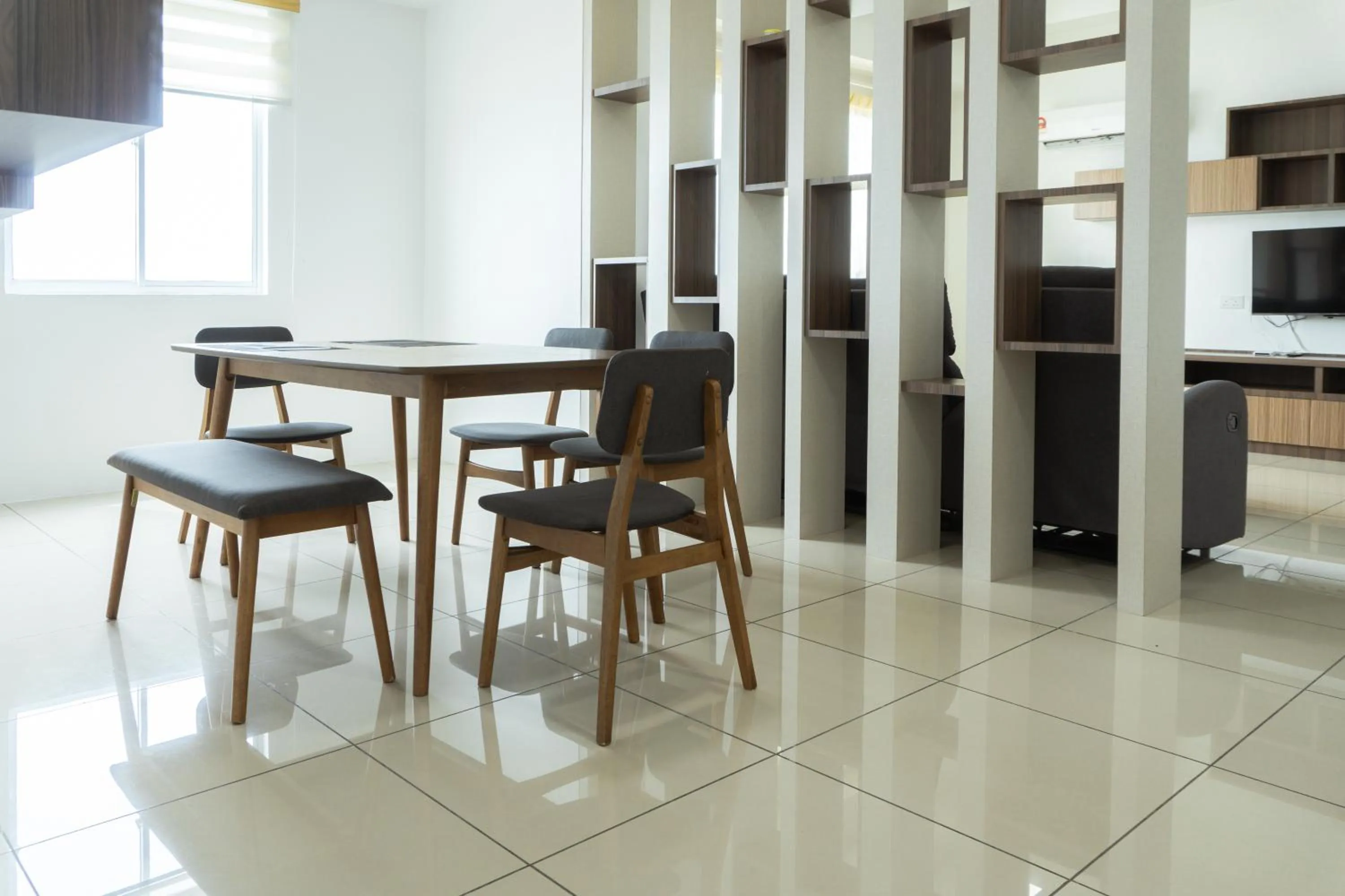 Dining area in Serene Heights by Evernent