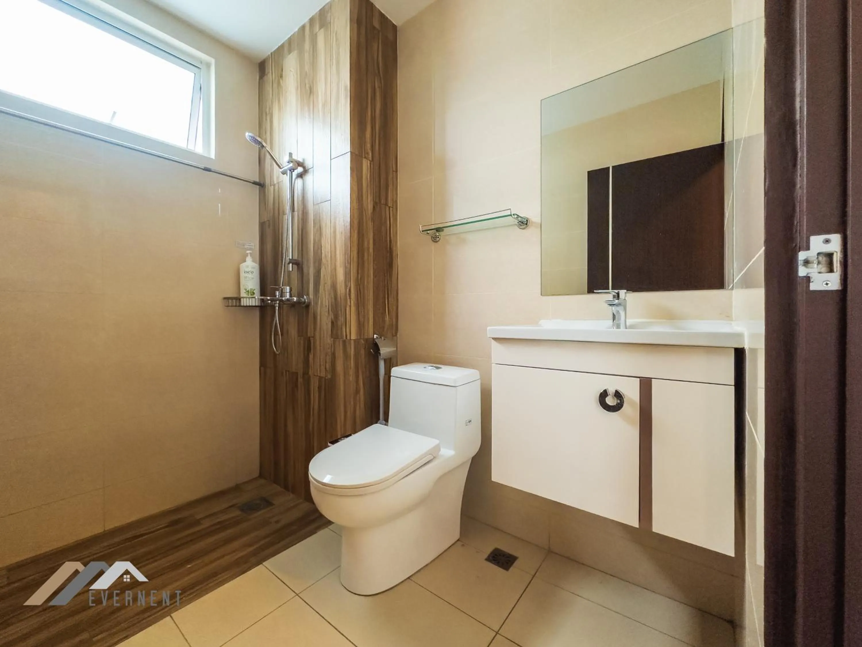 Toilet in Serene Heights by Evernent