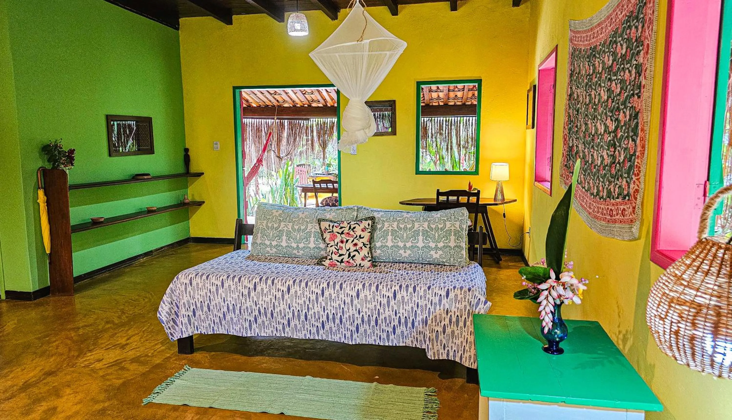 Living room, Bed in Pousada Canoa Nativa