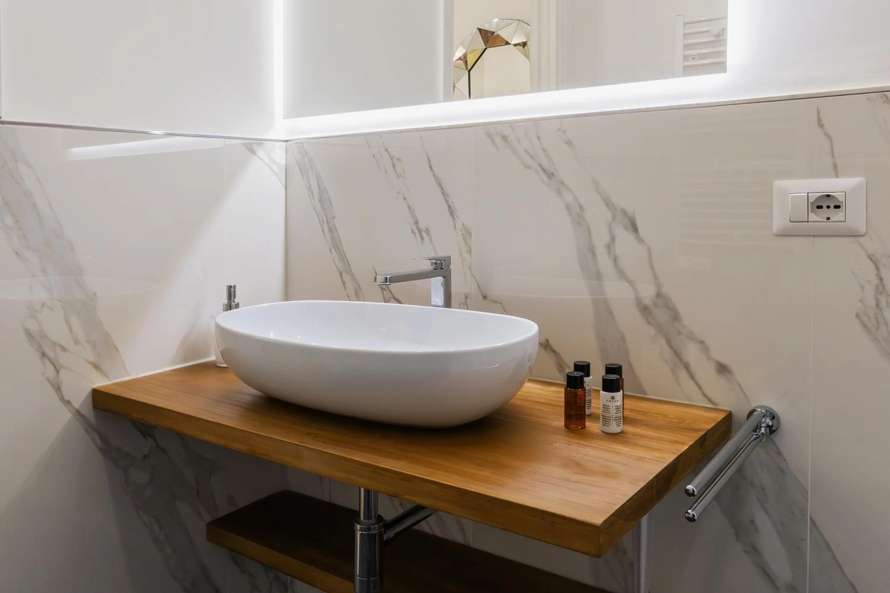 Toilet in Navona Central Relais