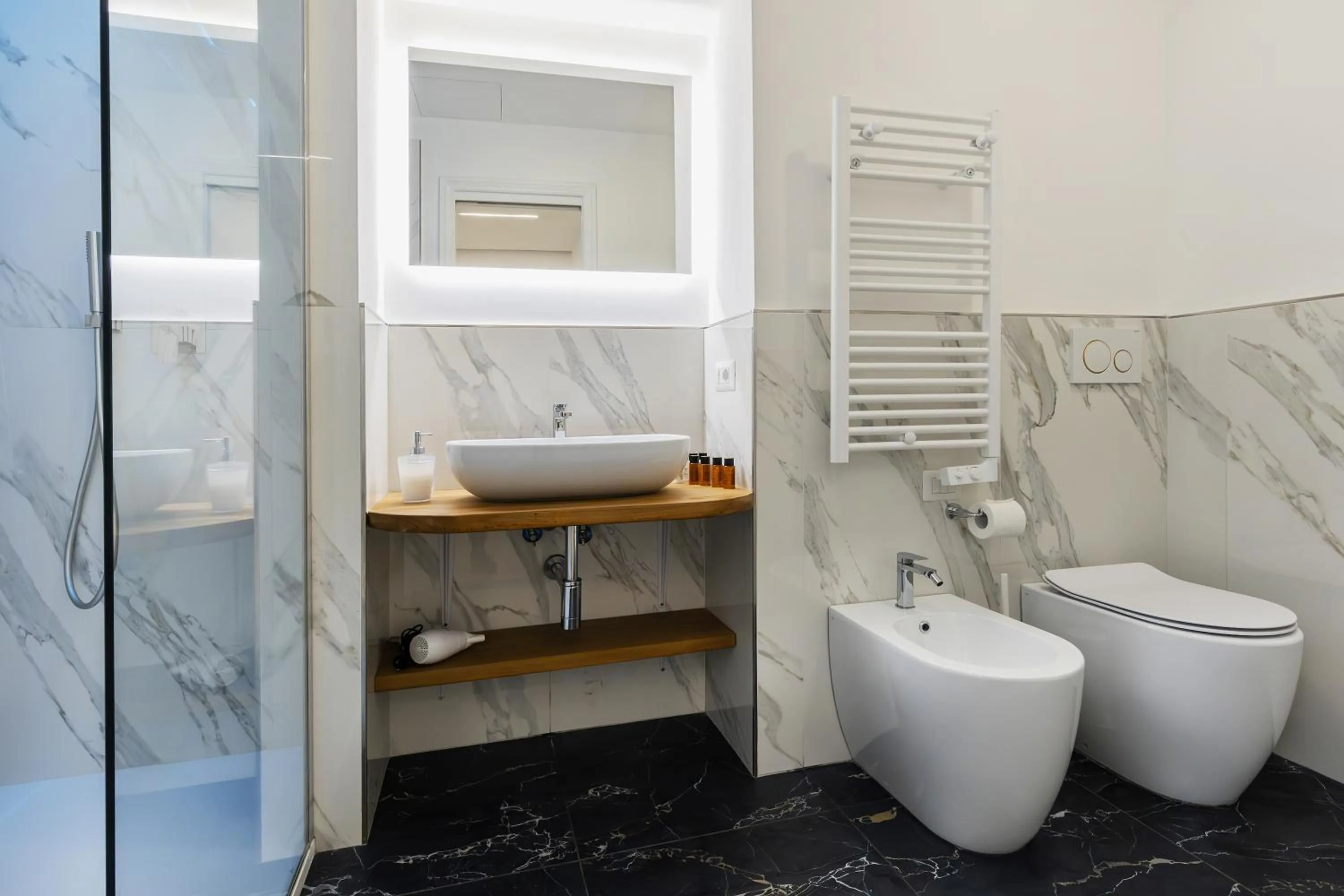 Toilet in Navona Central Relais