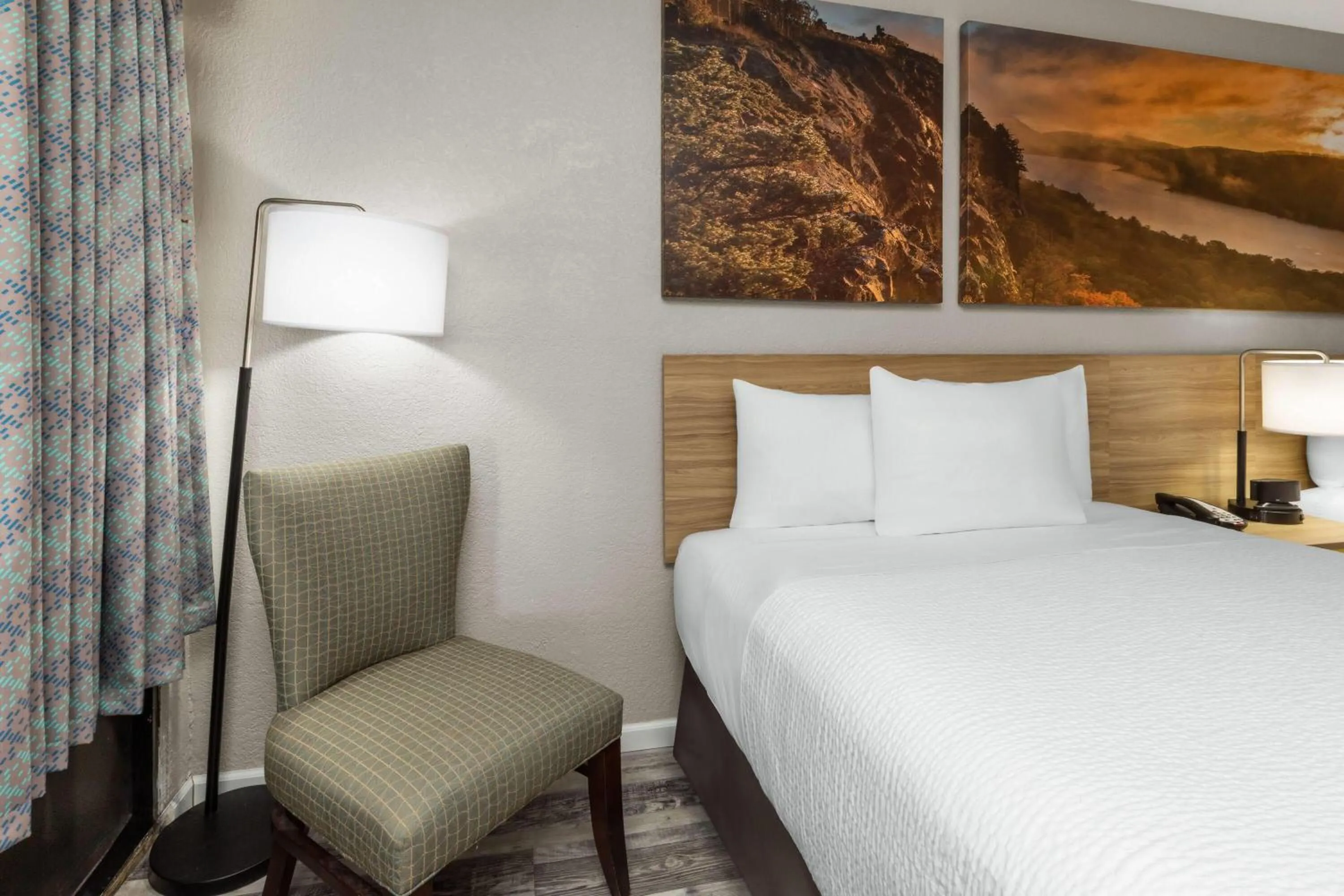 Photo of the whole room, Bed in Days Inn by Wyndham Branson Ozarks