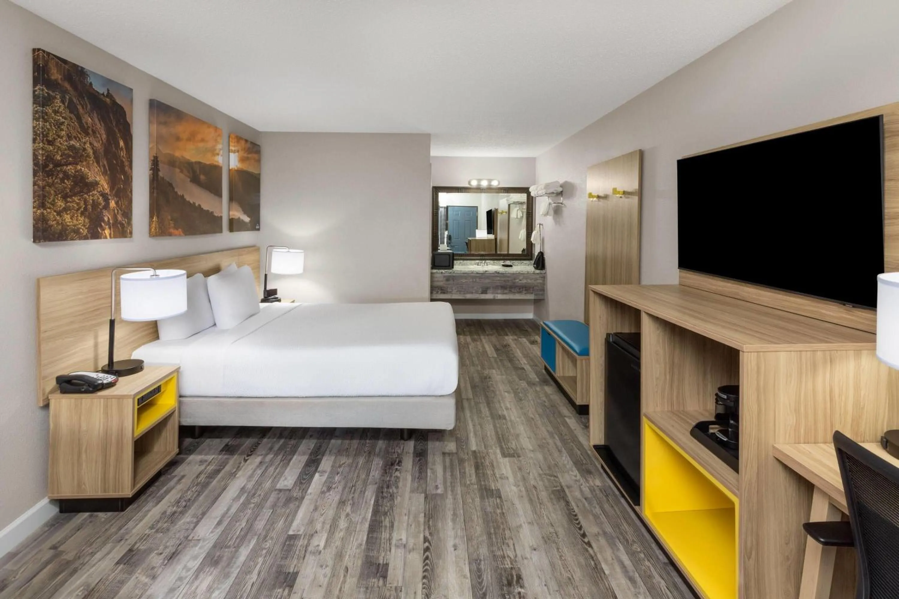 Photo of the whole room, Bed in Days Inn by Wyndham Branson Ozarks