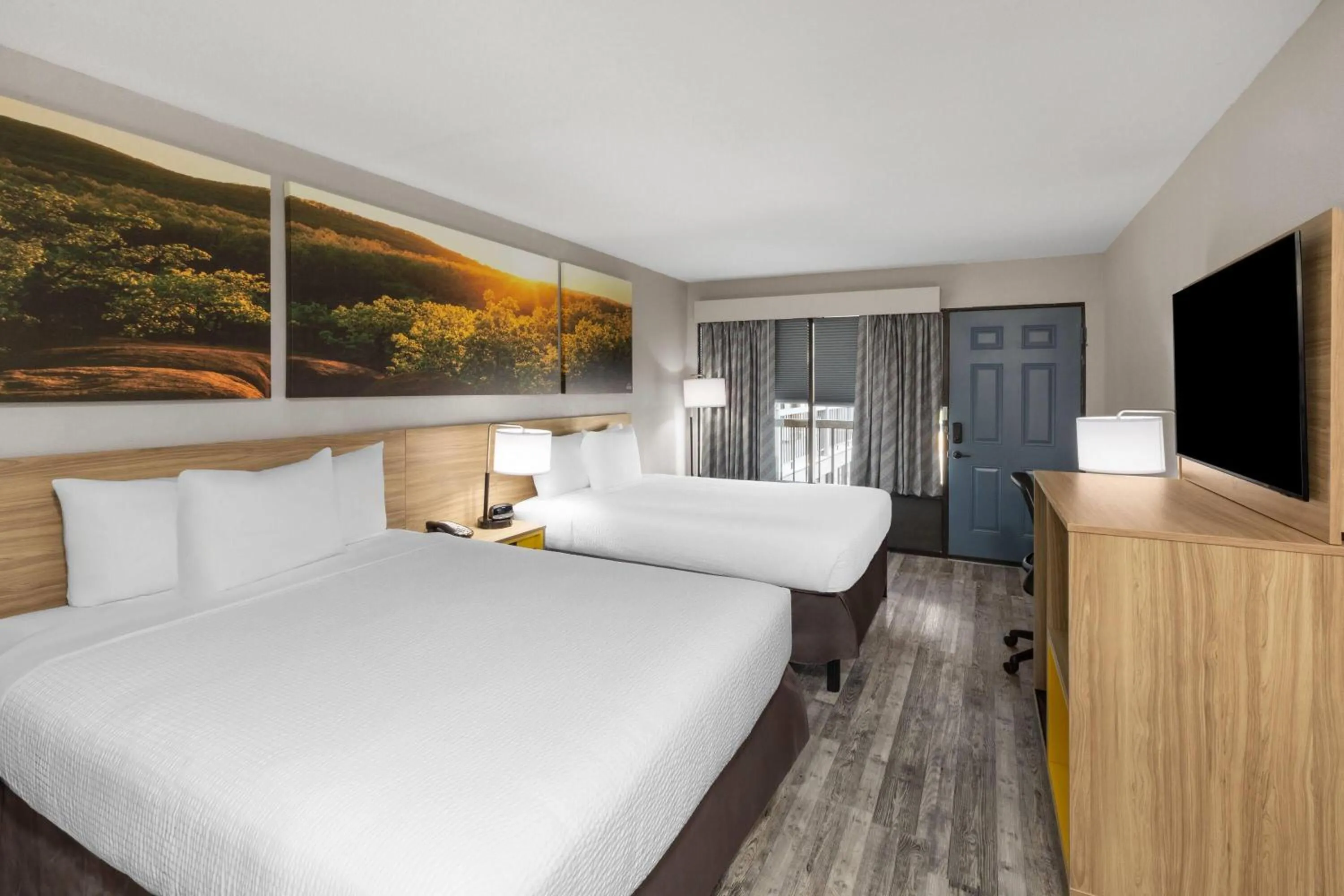 Photo of the whole room, Bed in Days Inn by Wyndham Branson Ozarks