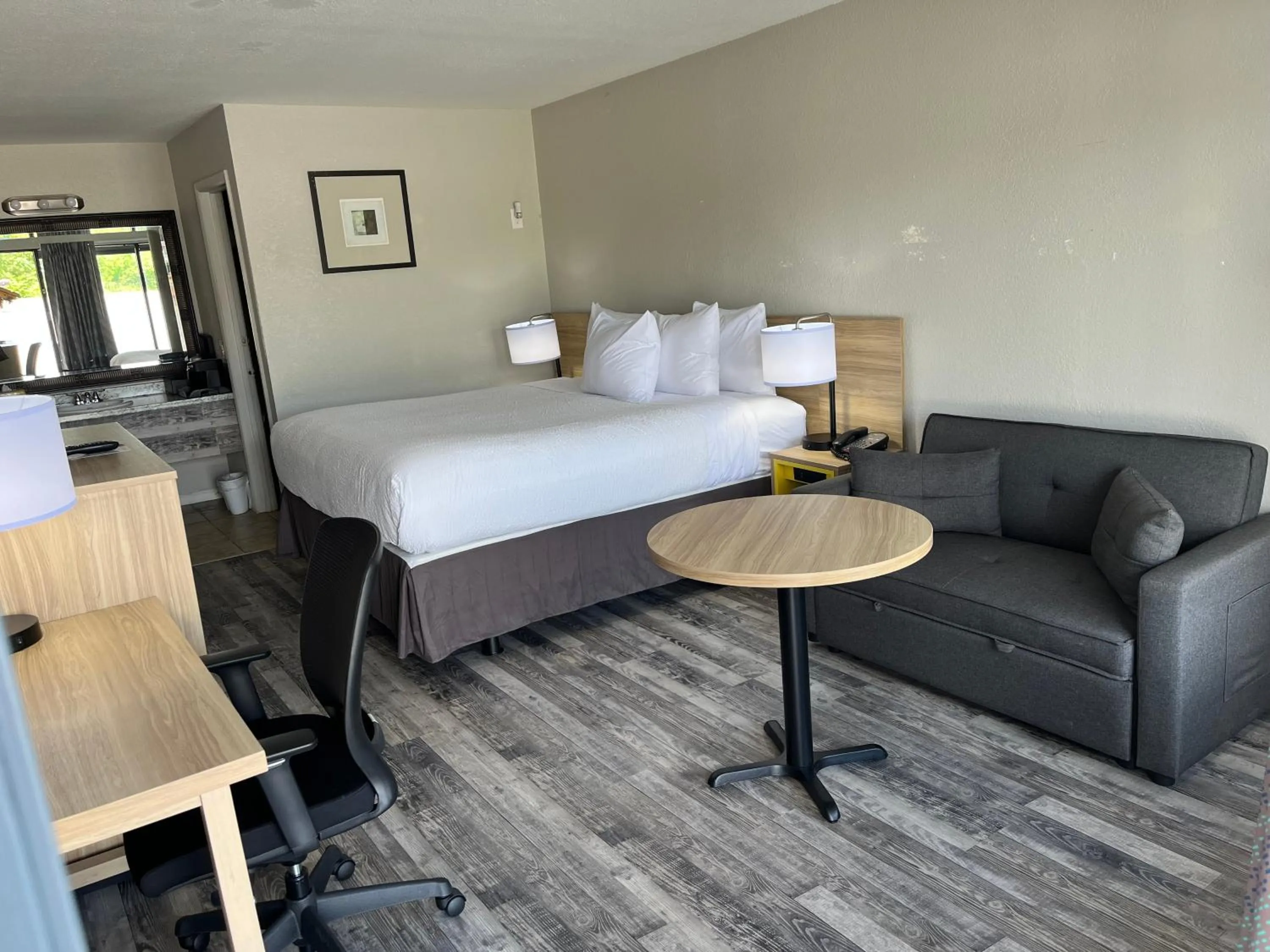 Seating area, Bed in Days Inn by Wyndham Branson Ozarks