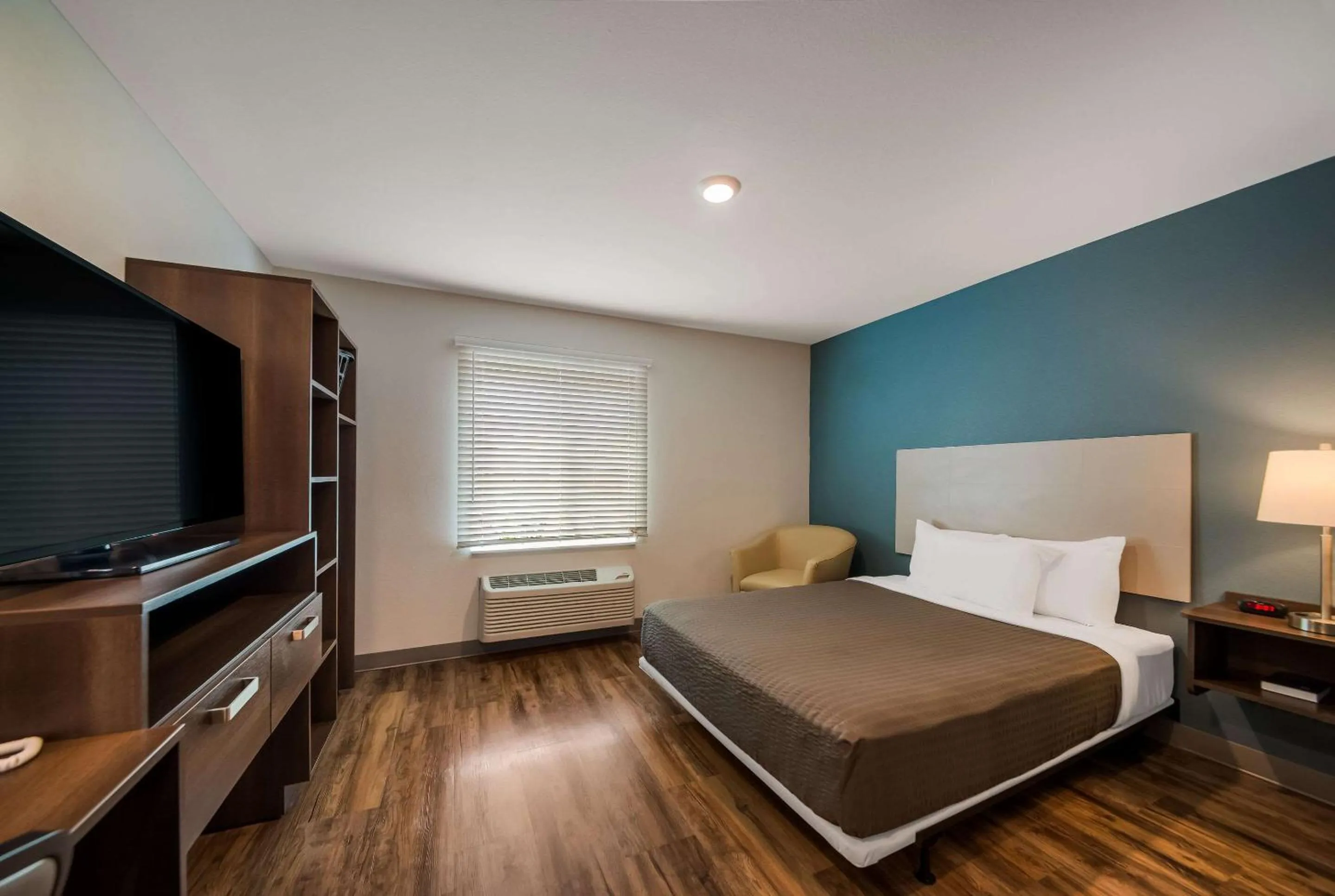 Bedroom, Bed in WoodSpring Suites Inverness