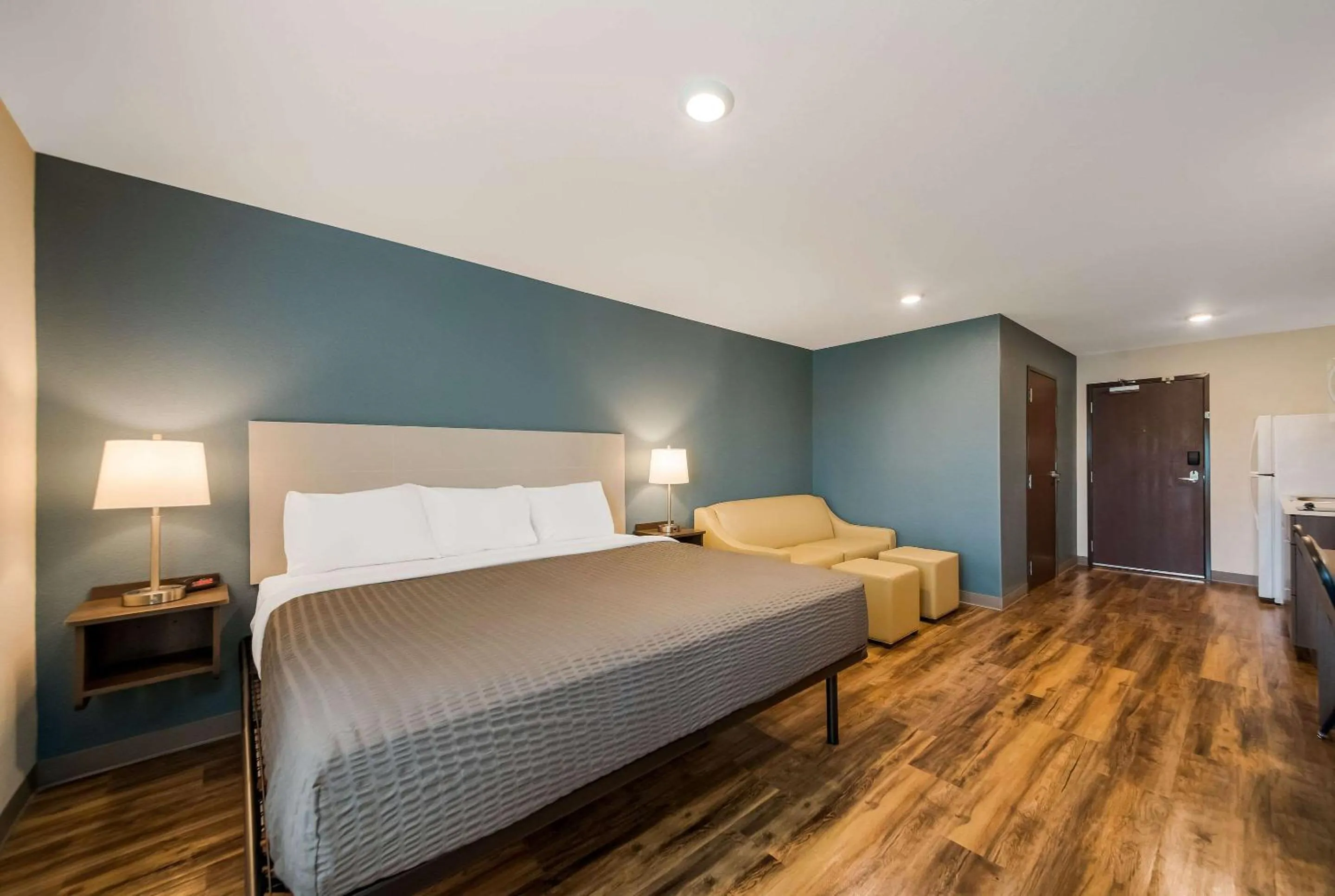 Bedroom, Bed in WoodSpring Suites Inverness