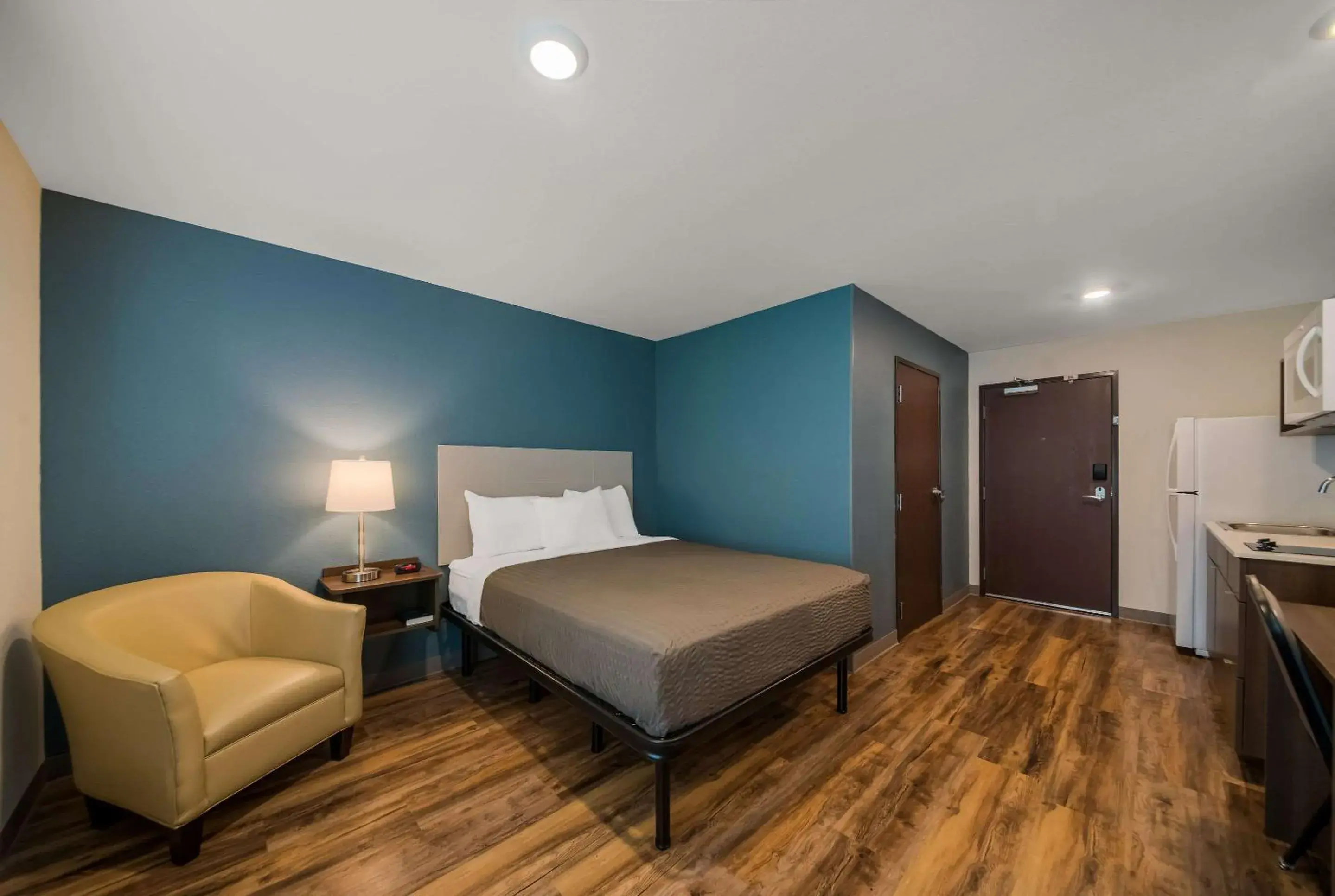 Queen Room with Roll-In Shower - Disability Access/Non Smoking in WoodSpring Suites Inverness Queen Room with Roll-In Shower - Disability Access/Non Smoking in WoodSpring Suites Inverness