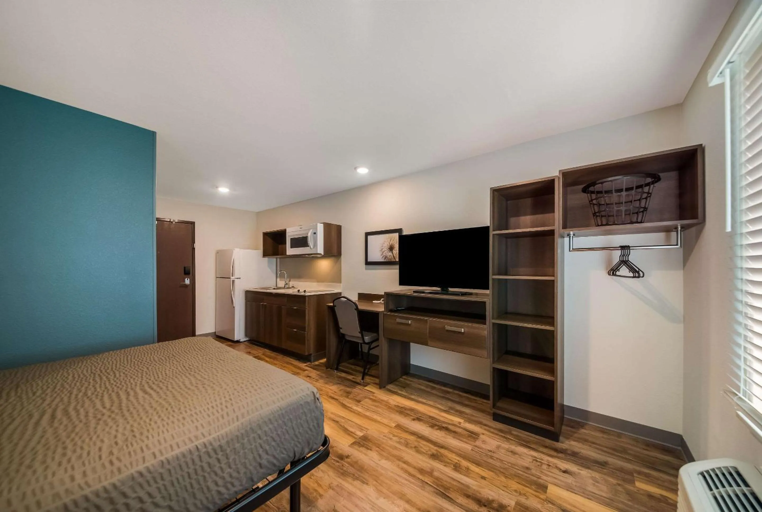 Photo of the whole room, Bed in WoodSpring Suites Inverness