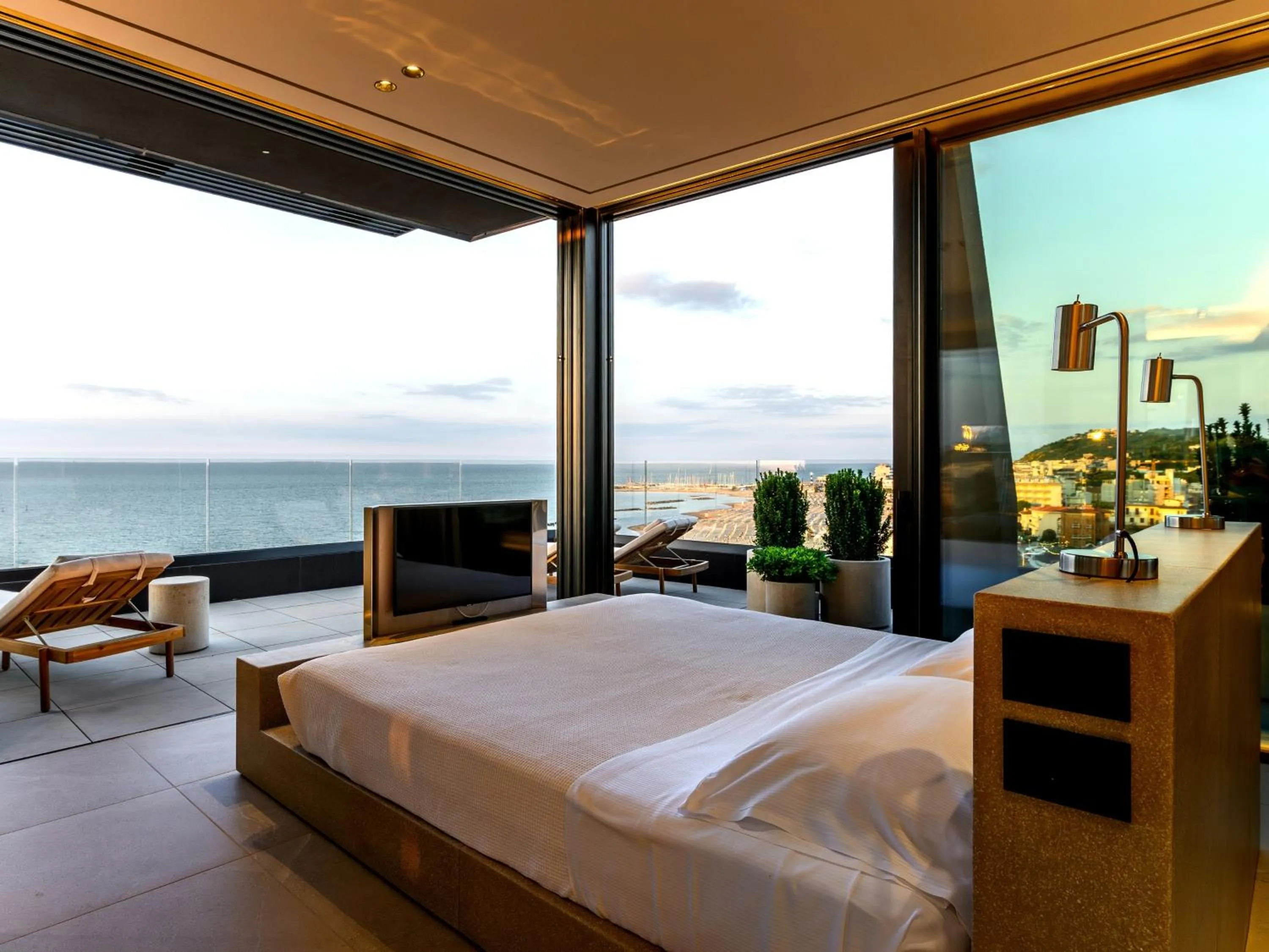 Summer, Bed in Victoria Palace Hotel