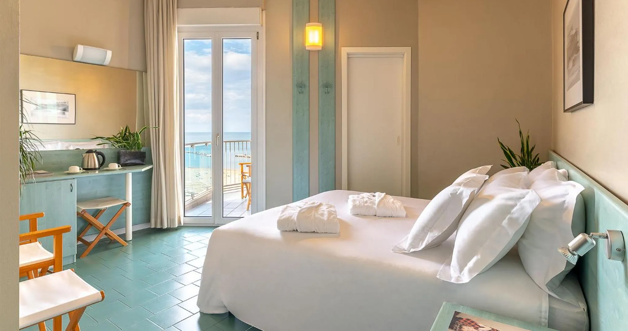 Photo of the whole room, Bed in Victoria Palace Hotel