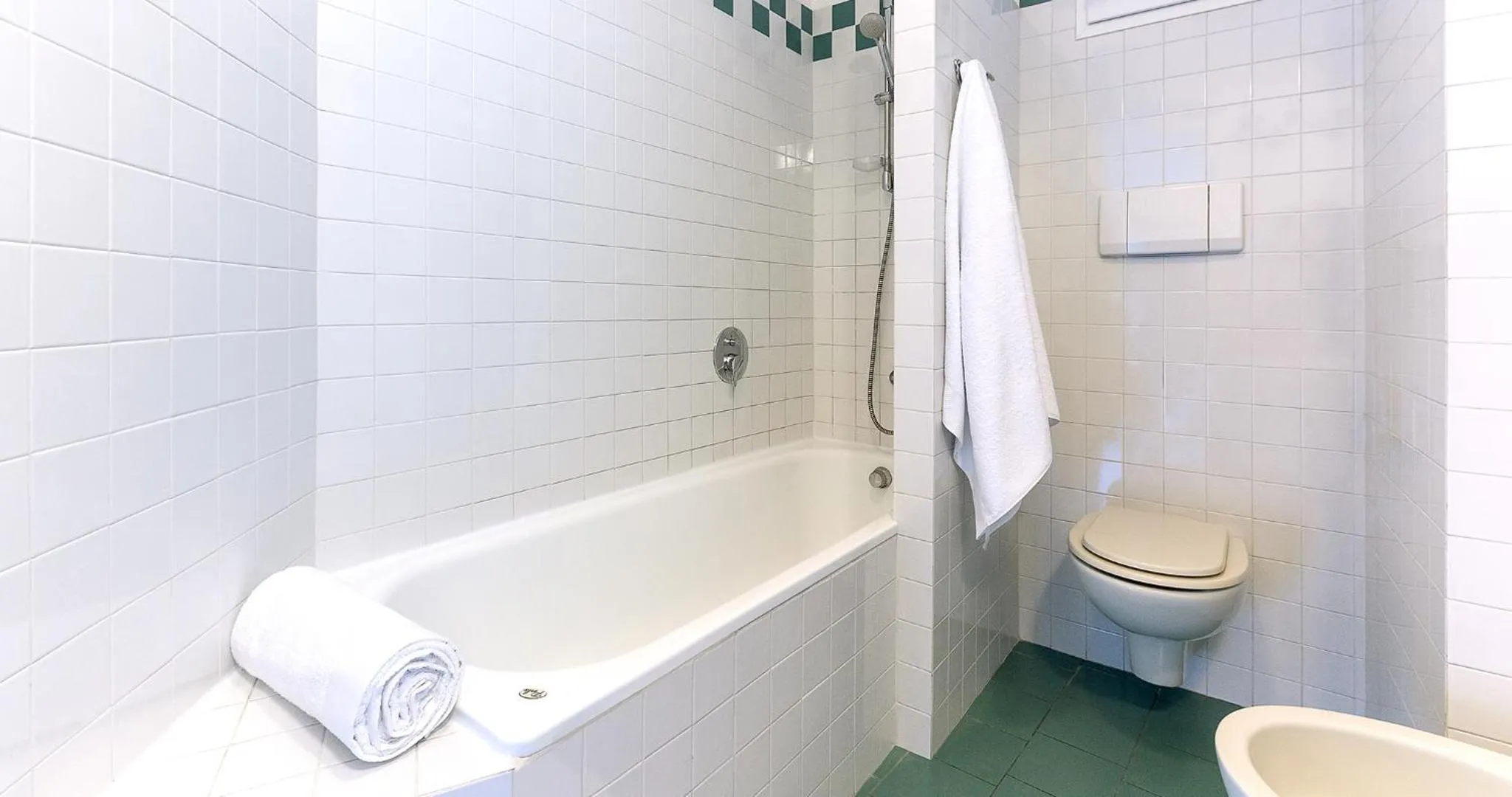 Toilet in Victoria Palace Hotel