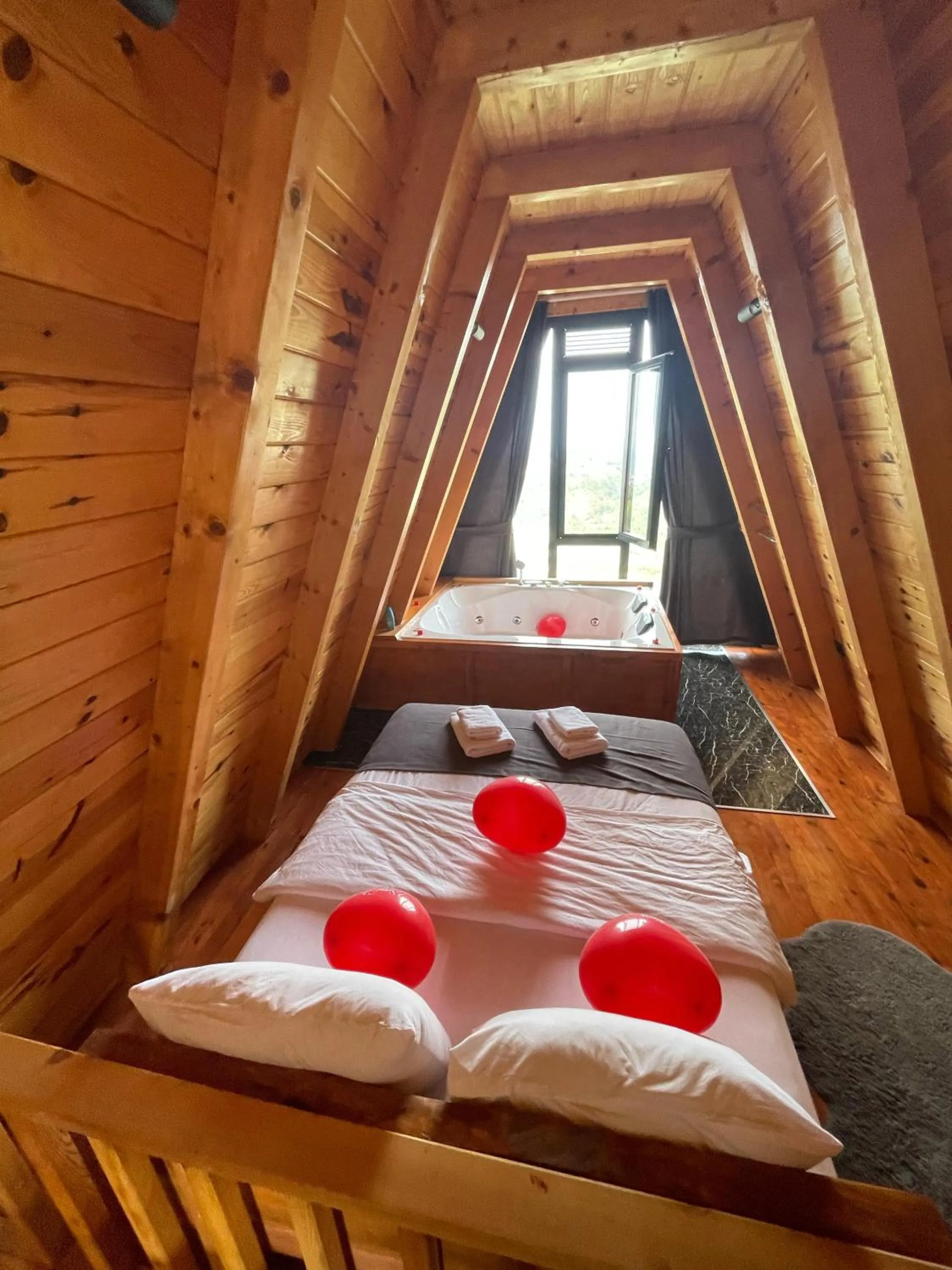 Hot Tub, Bed in Dağderebungalow