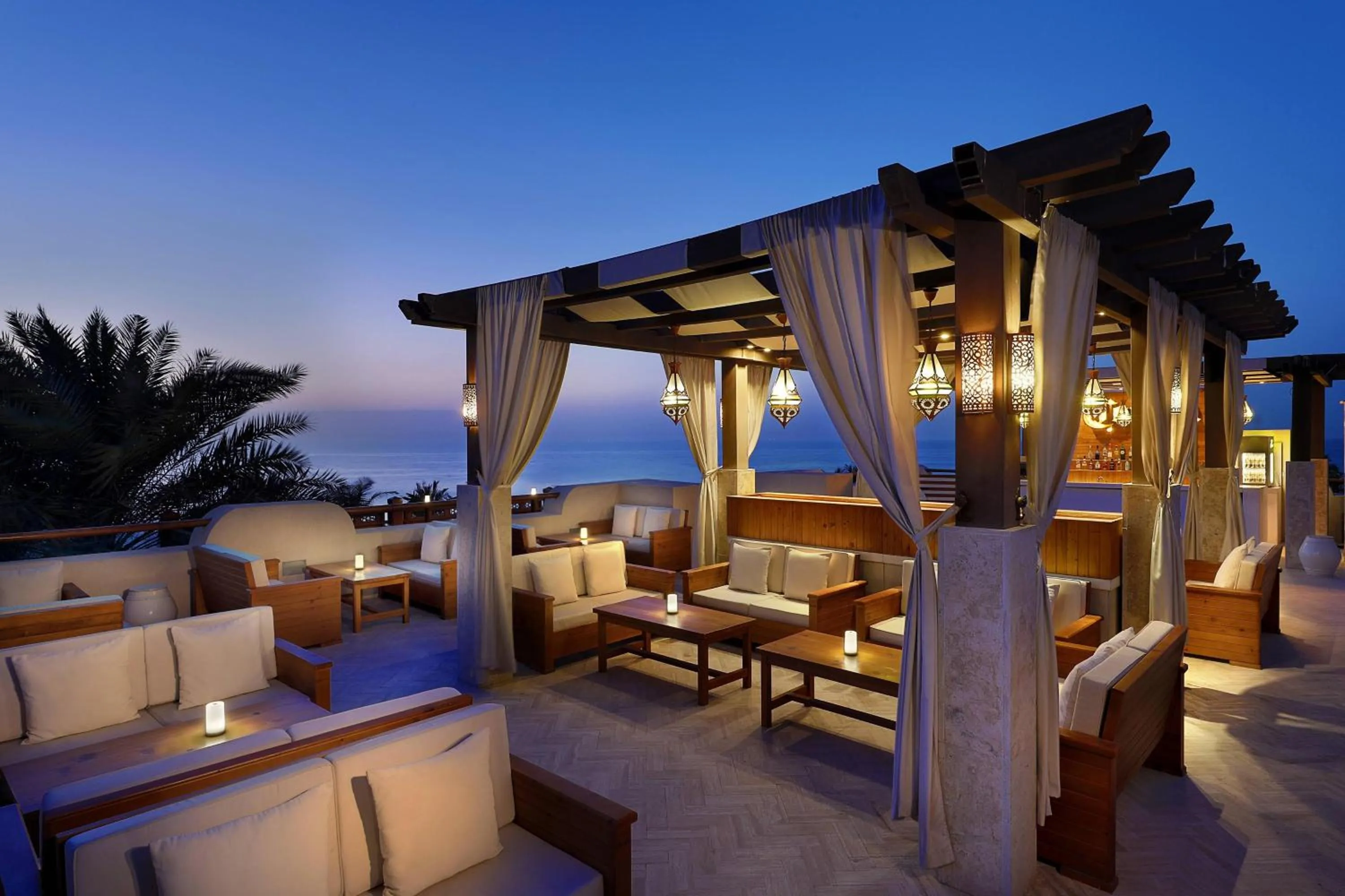 Lounge or bar in Ajman Saray, a Luxury Collection Resort, Ajman