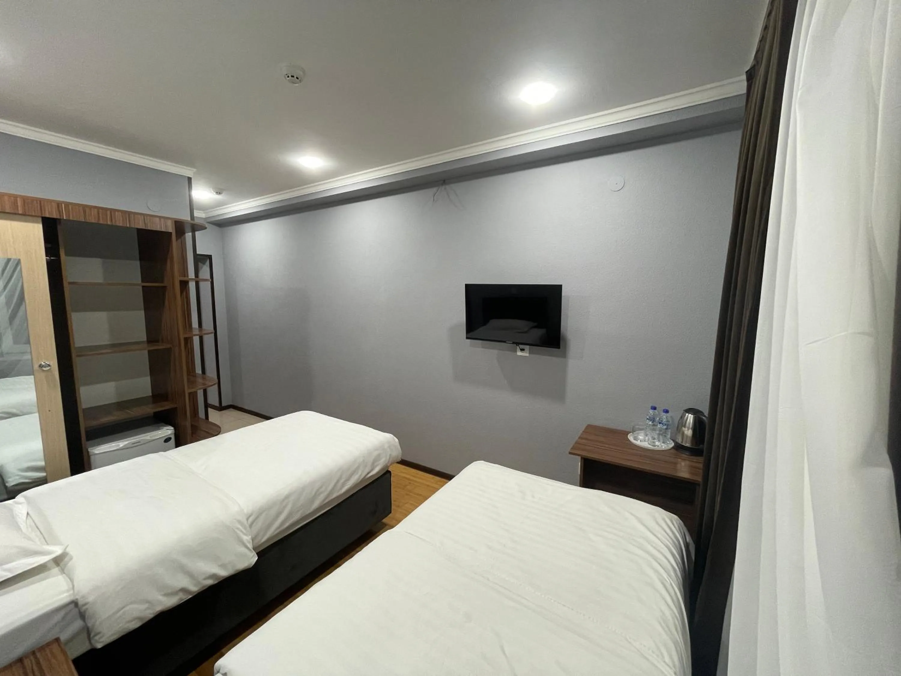 Bed in Grand Avenue Hotel