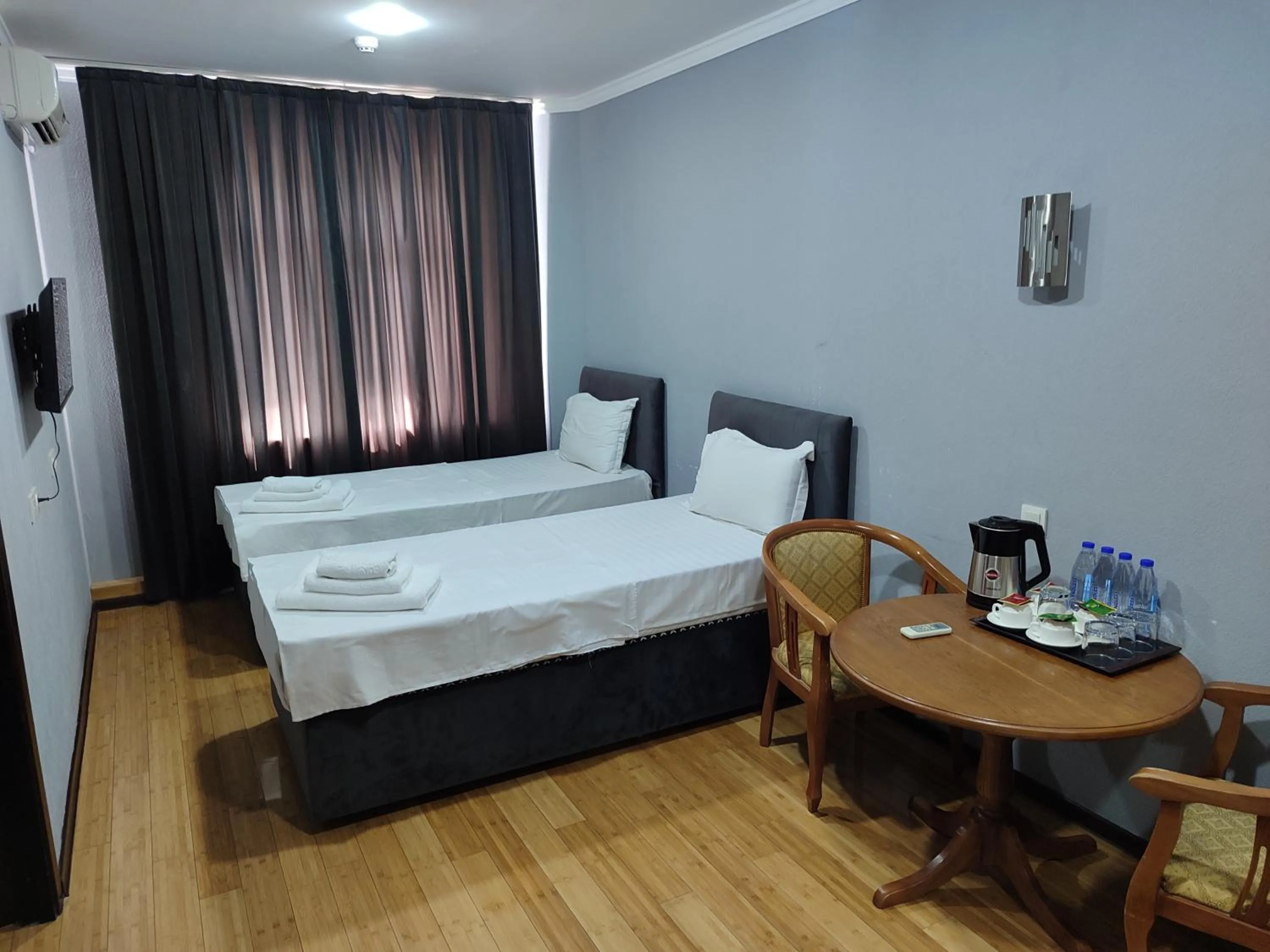 Photo of the whole room, Bed in Grand Avenue Hotel