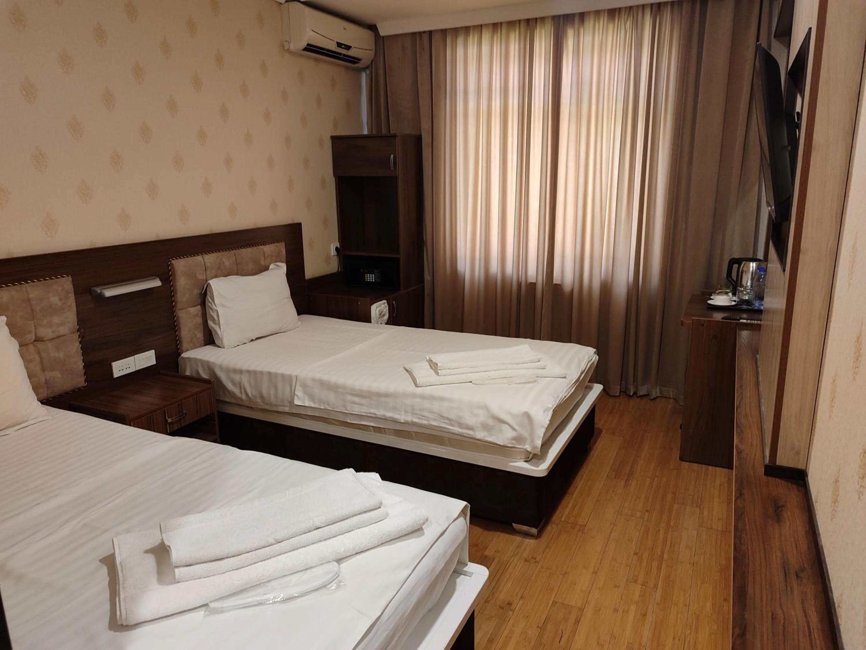 Photo of the whole room, Bed in Grand Avenue Hotel