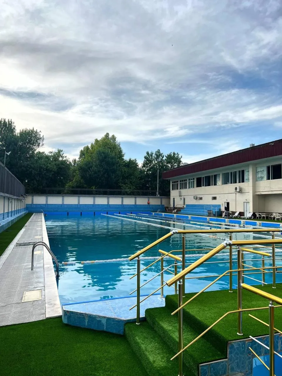 Swimming pool in Grand Avenue Hotel
