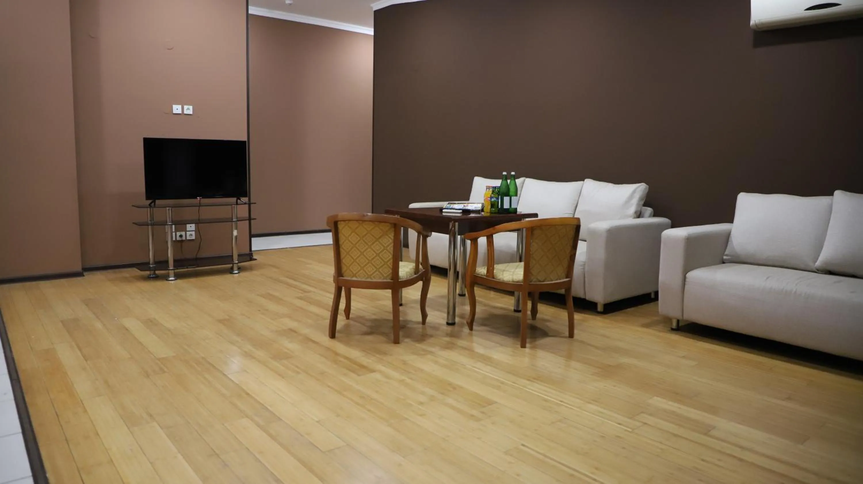 TV and multimedia in Grand Avenue Hotel