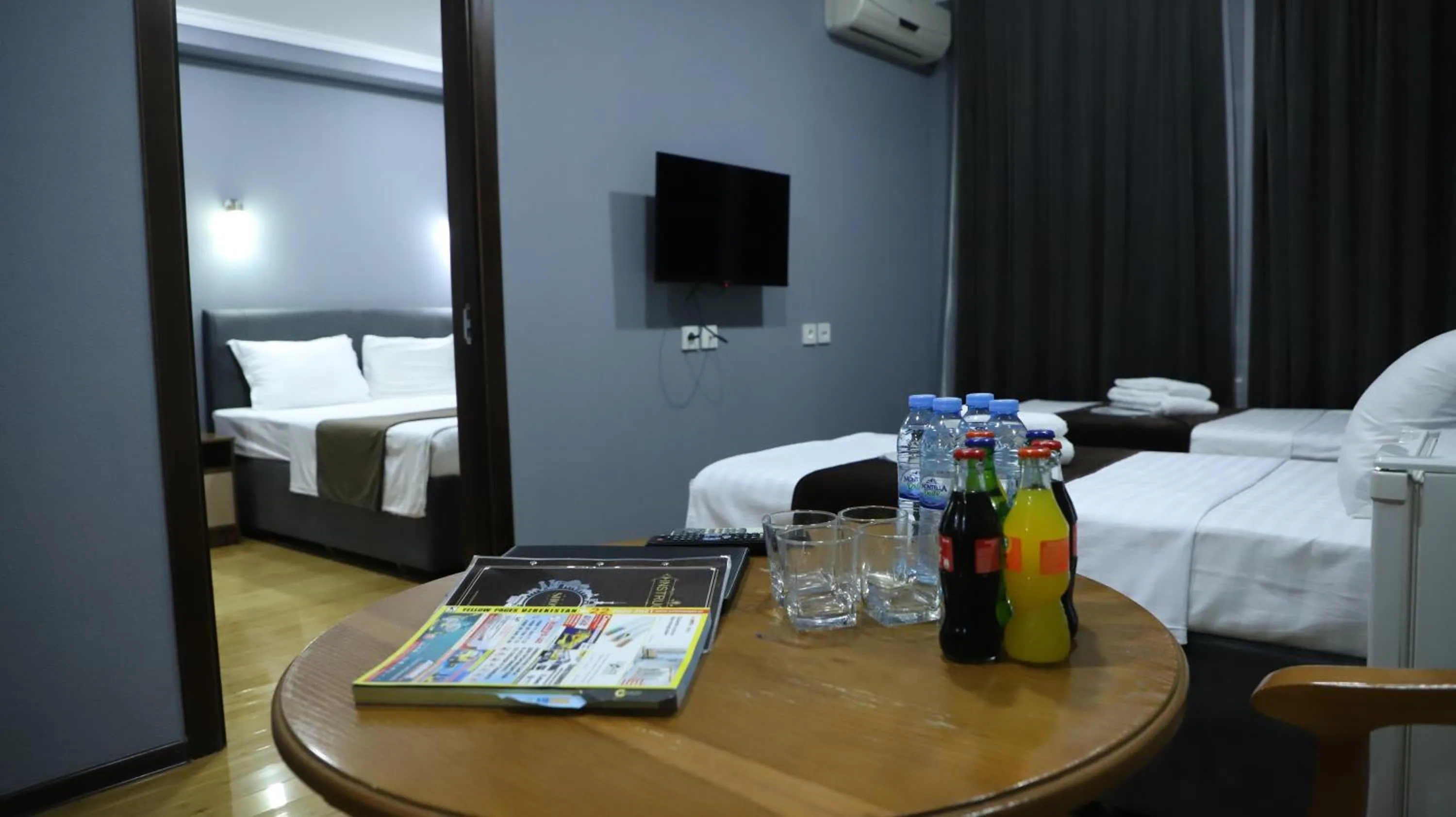 Photo of the whole room, Bed in Grand Avenue Hotel