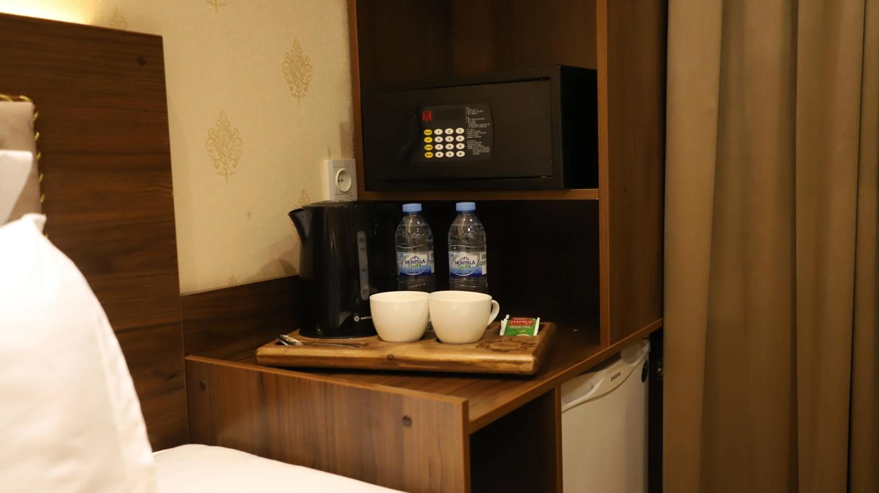 Coffee/tea facilities, Bed in Grand Avenue Hotel