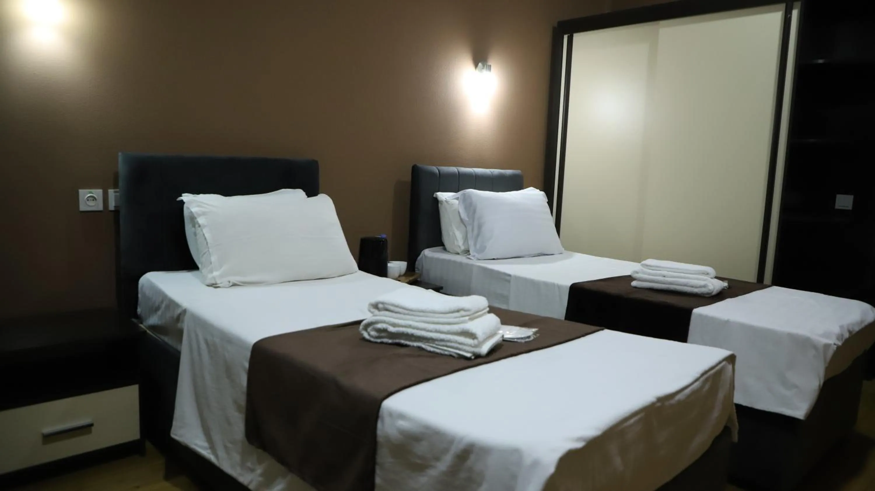 Bed in Grand Avenue Hotel