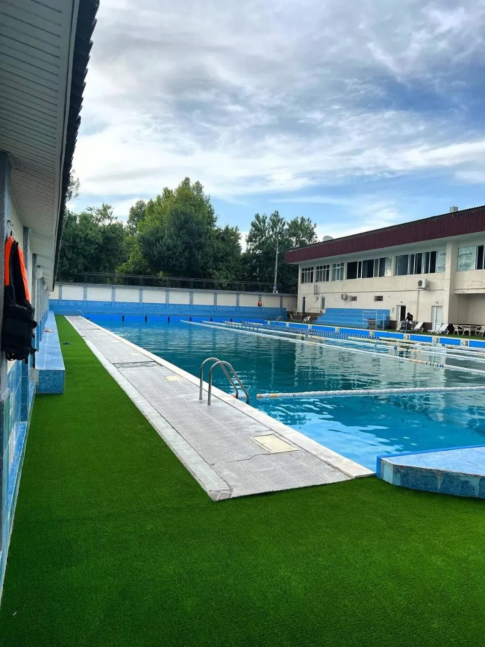 Swimming pool in Grand Avenue Hotel