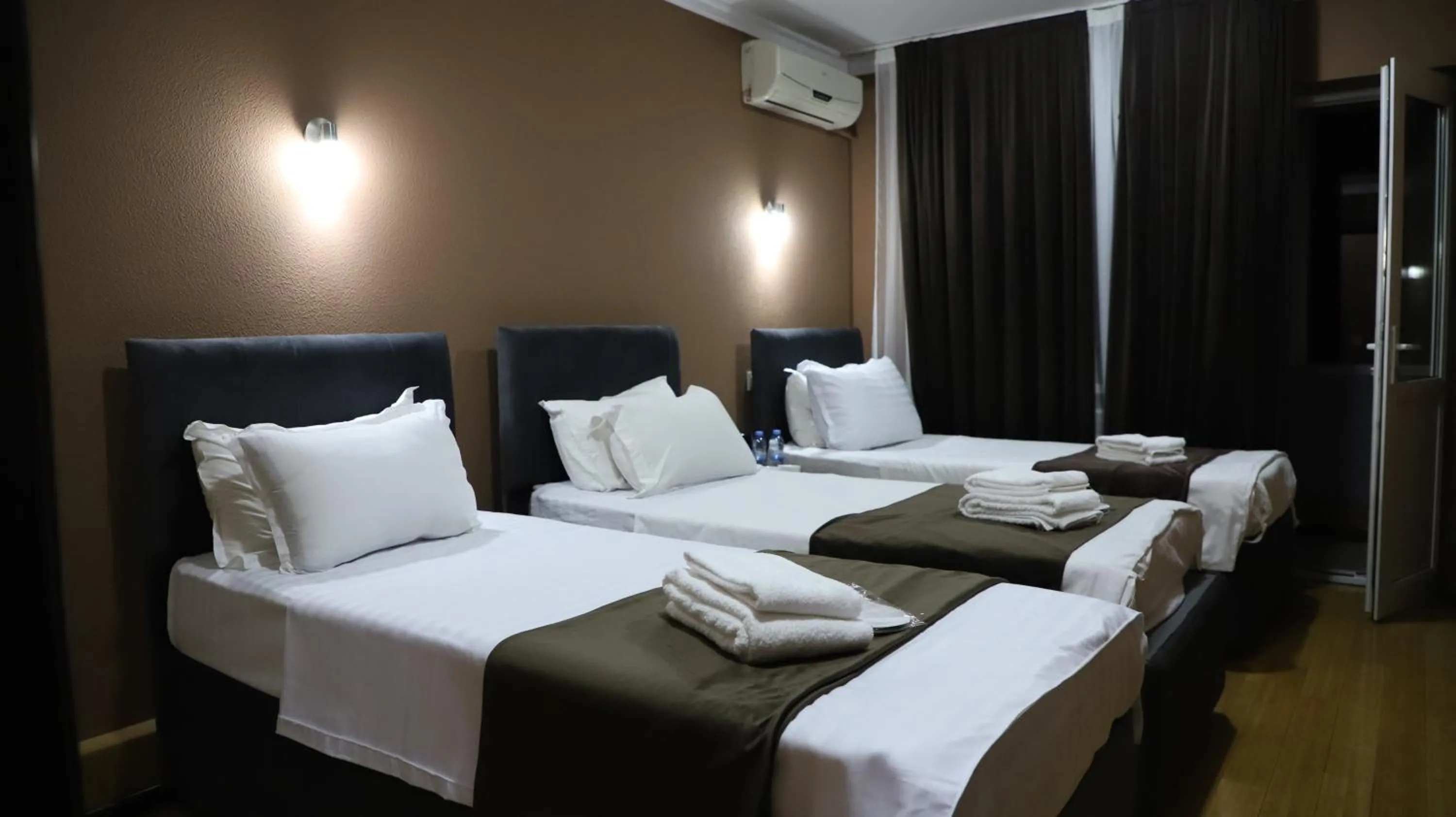 Bed in Grand Avenue Hotel