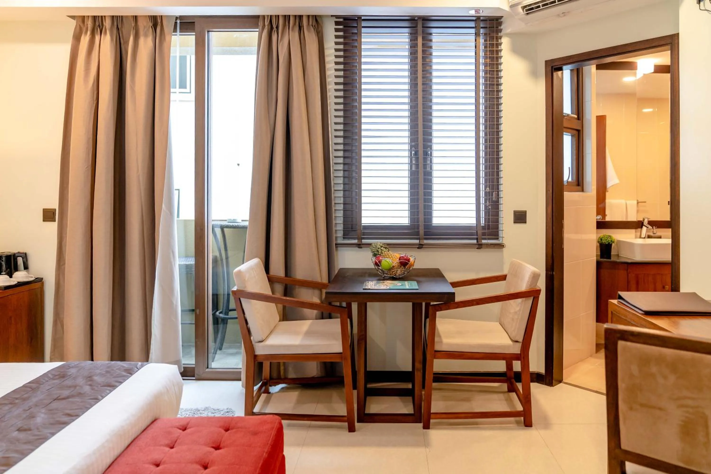 Seating area, Bed in The Somerset Hotel