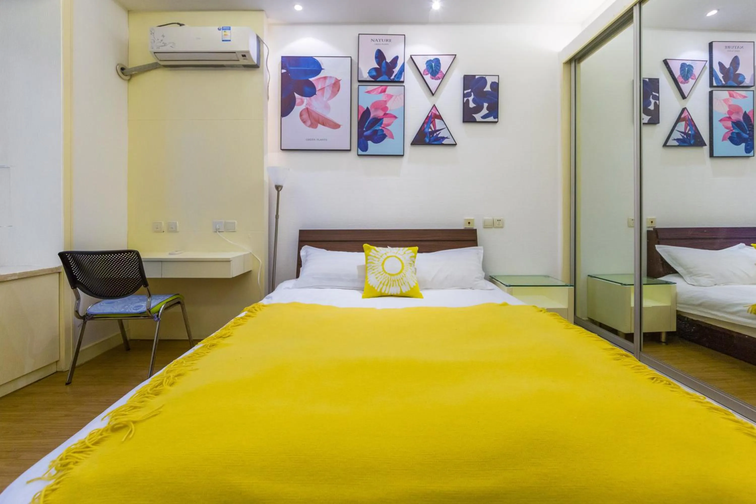 Bed in Shanghai Jiarong Hotel Apartment