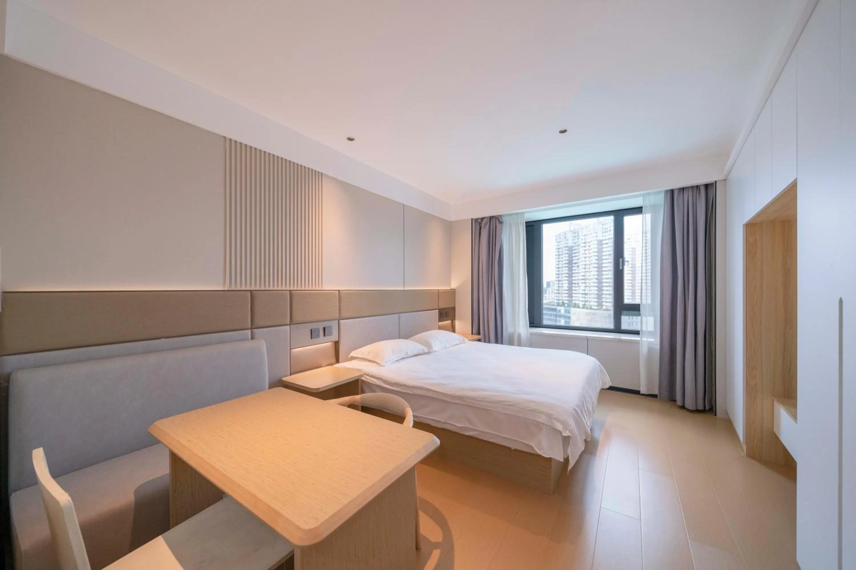 Bed in Shanghai Jiarong Hotel Apartment