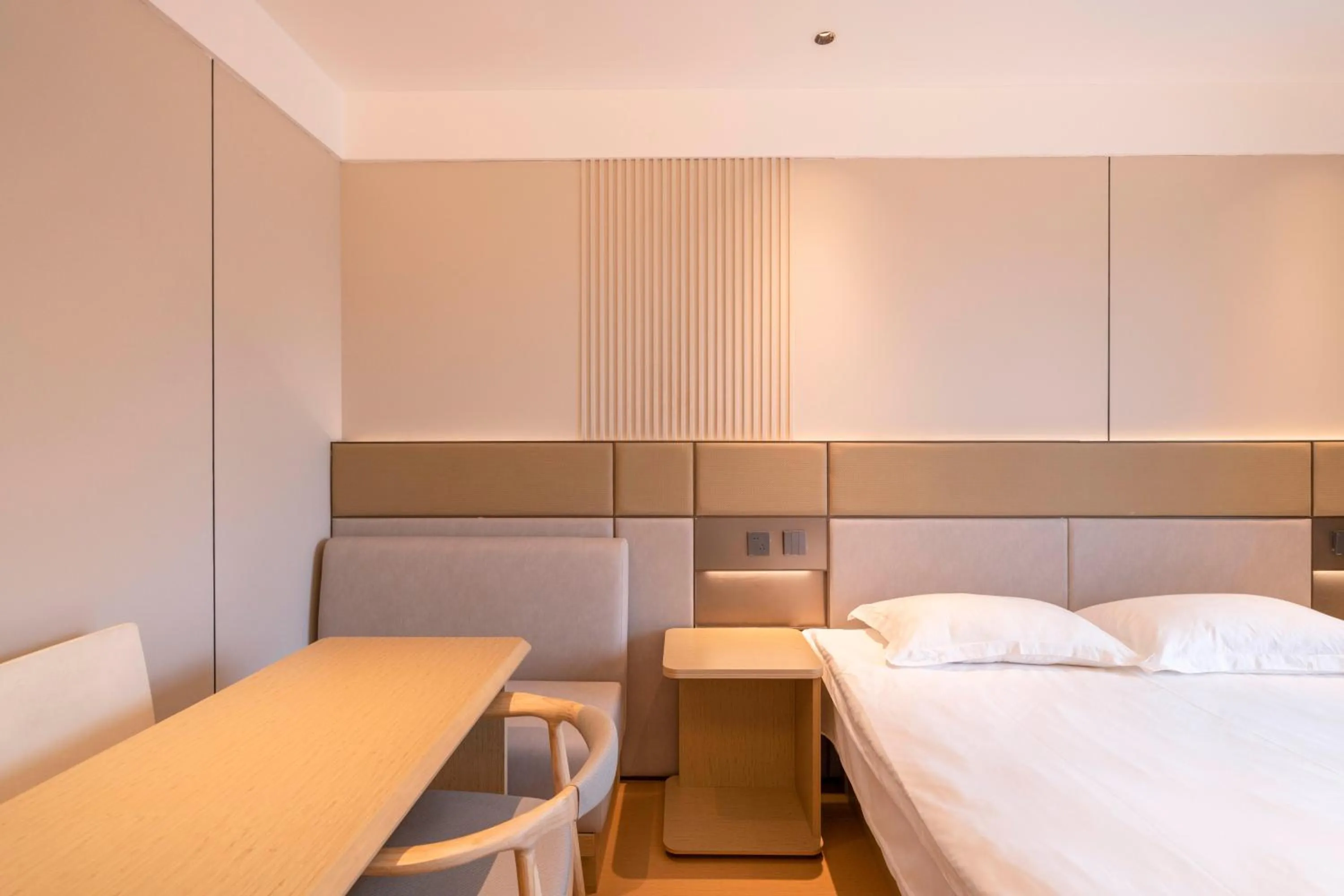 Bed in Shanghai Jiarong Hotel Apartment