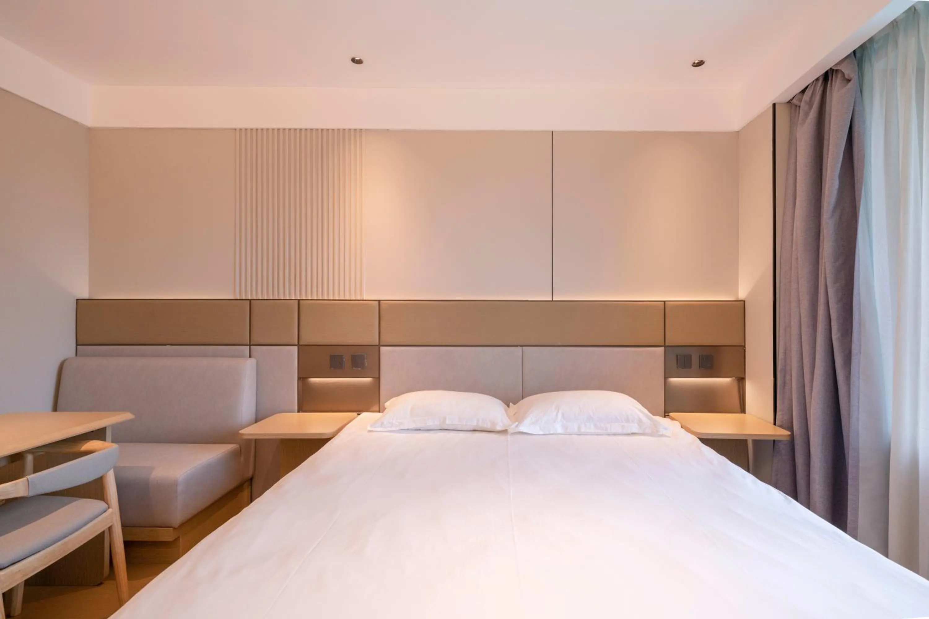 Bed in Shanghai Jiarong Hotel Apartment