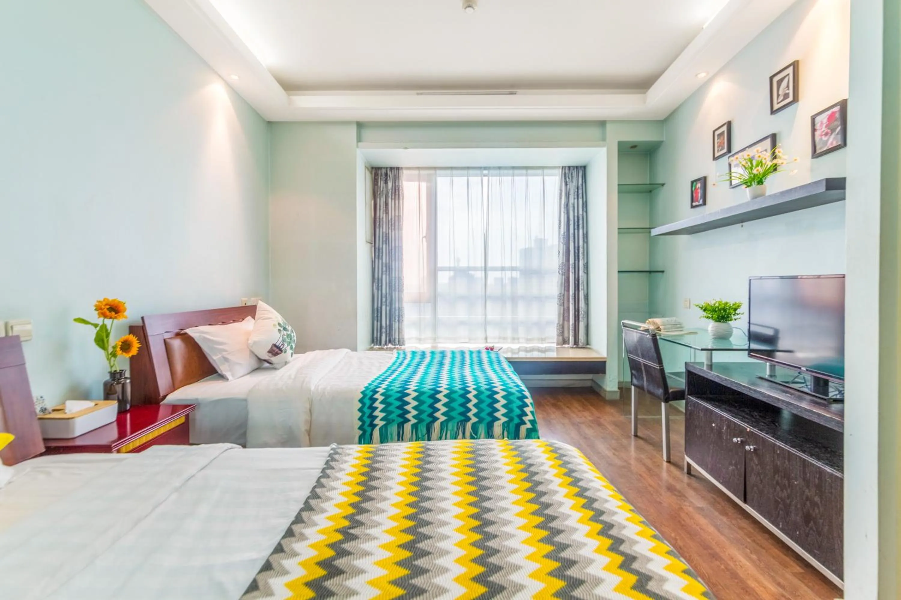 Photo of the whole room, Bed in Shanghai Jiarong Hotel Apartment