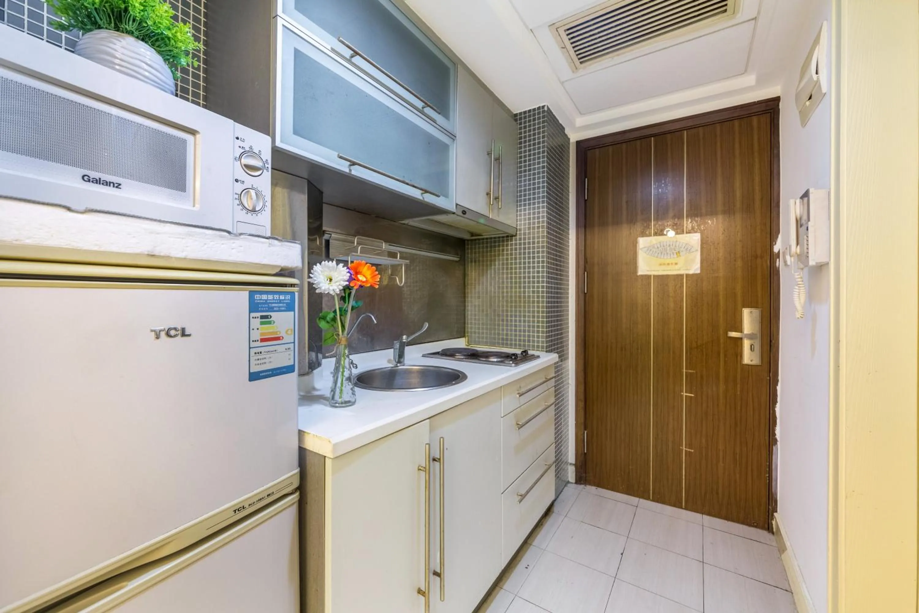 Kitchen or kitchenette in Shanghai Jiarong Hotel Apartment