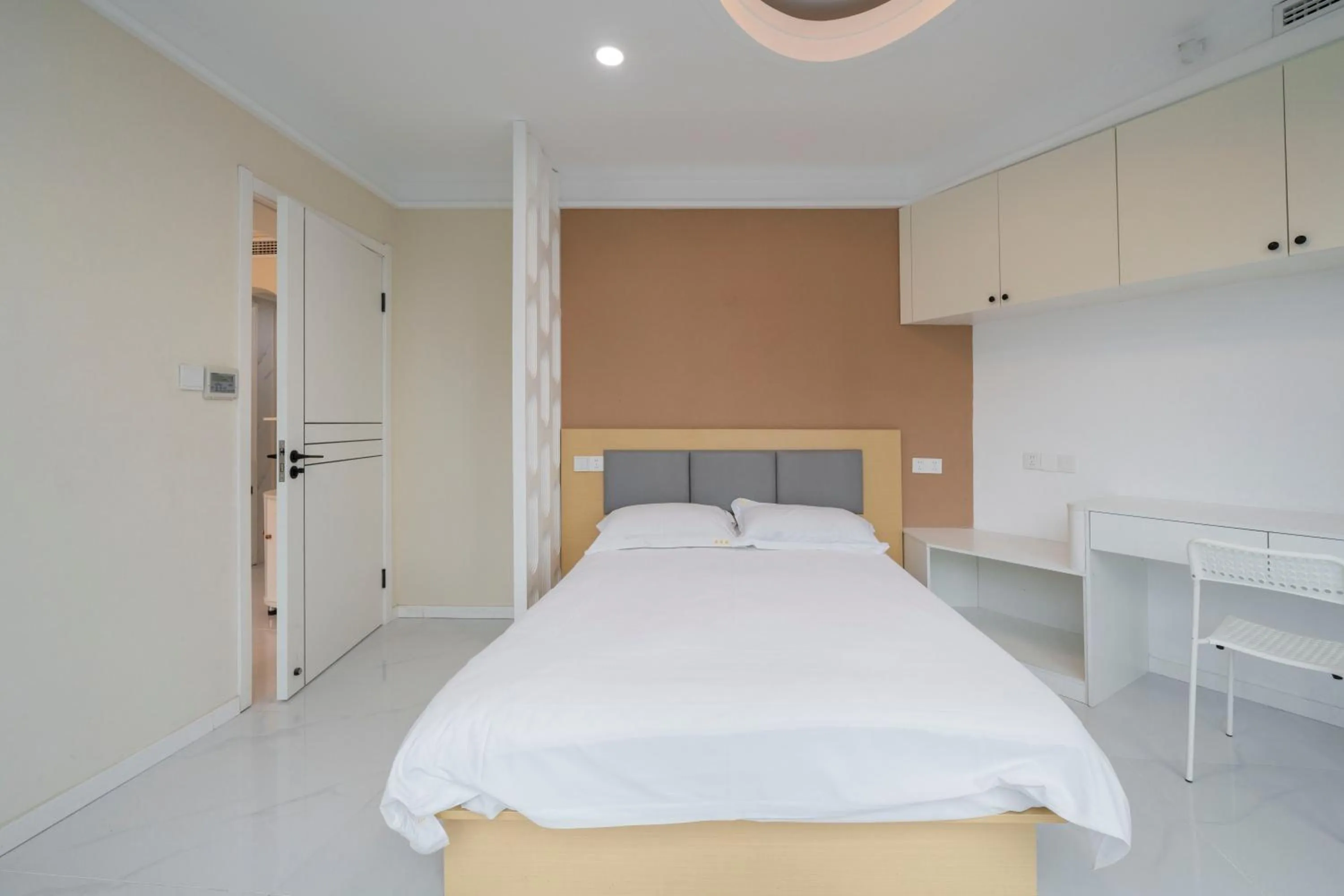 Bed in Shanghai Jiarong Hotel Apartment