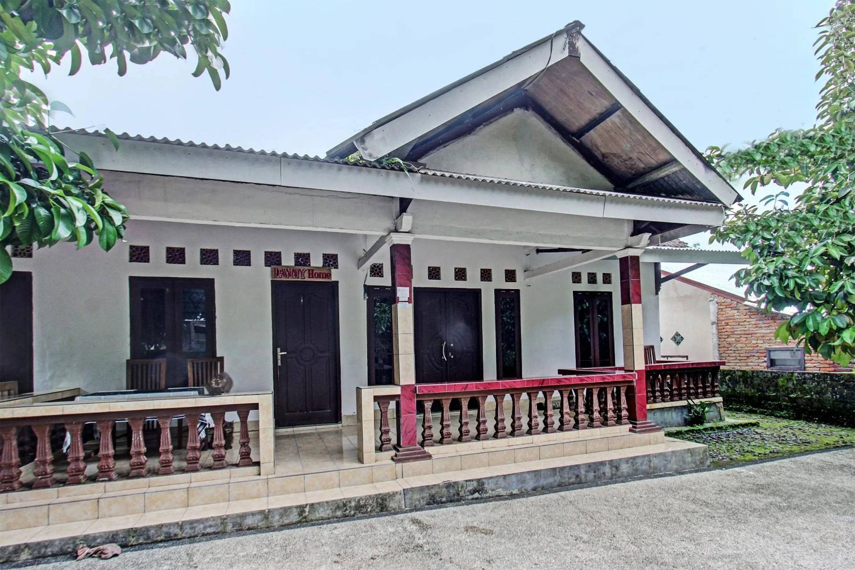 Facade/entrance in Hotel O Dani HomestayNearSesaot Lodge