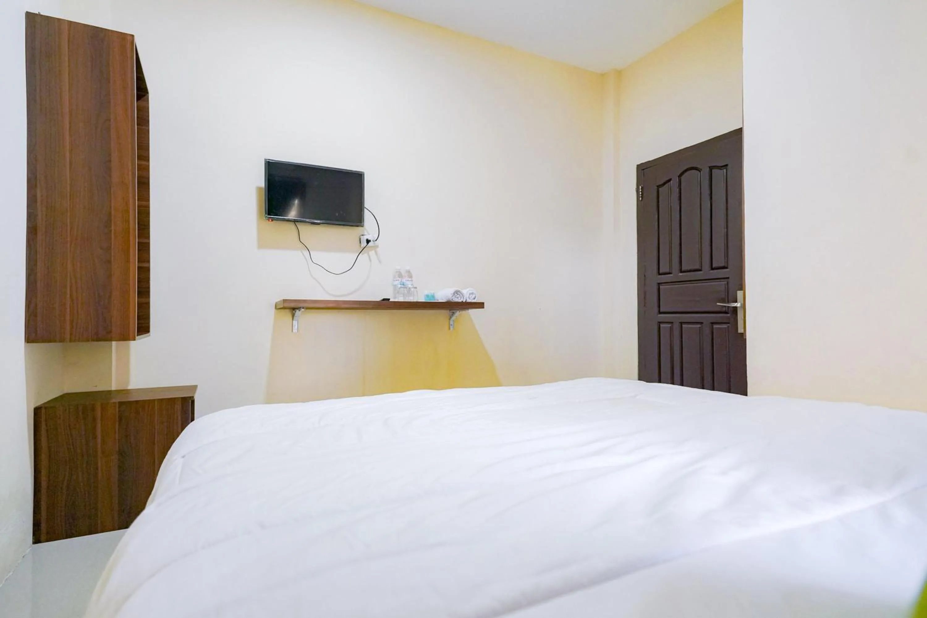 Photo of the whole room, Bed in Urbanview Hotel St Faustina Lampung by RedDoorz